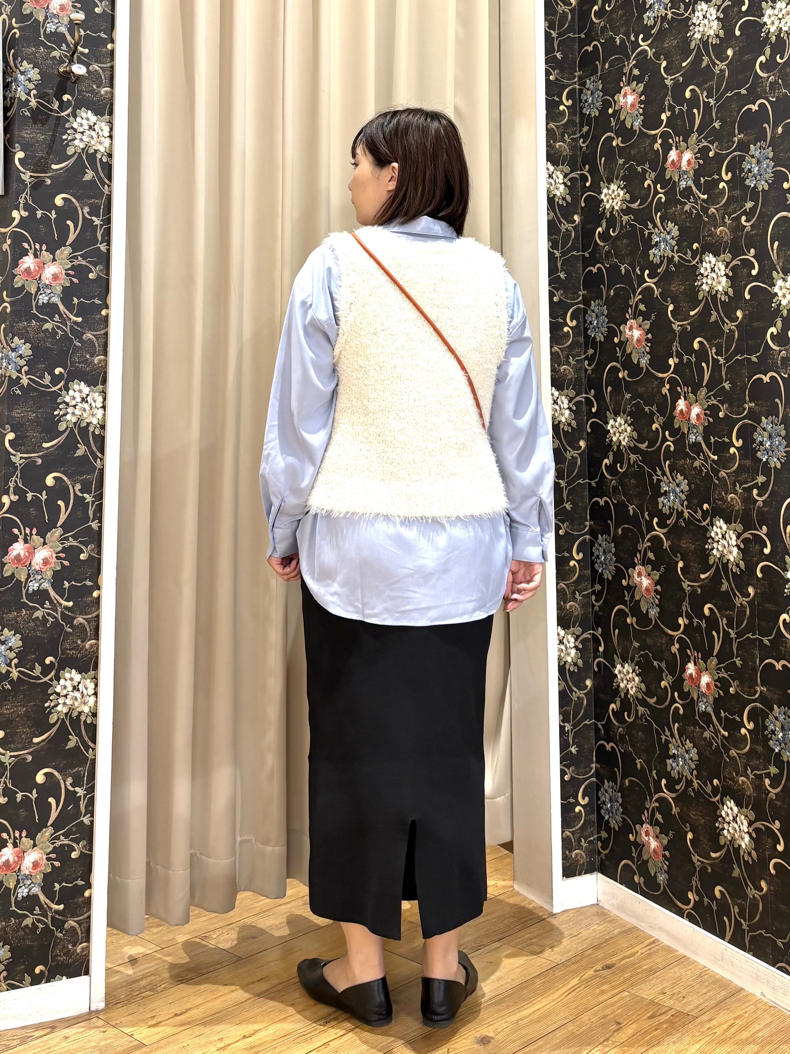 ネリさんの「SHOO･LA･RUE｜【洗濯機可】重ねるだけで華やかに。ポンポンシャギーベスト」を使ったコーディネート