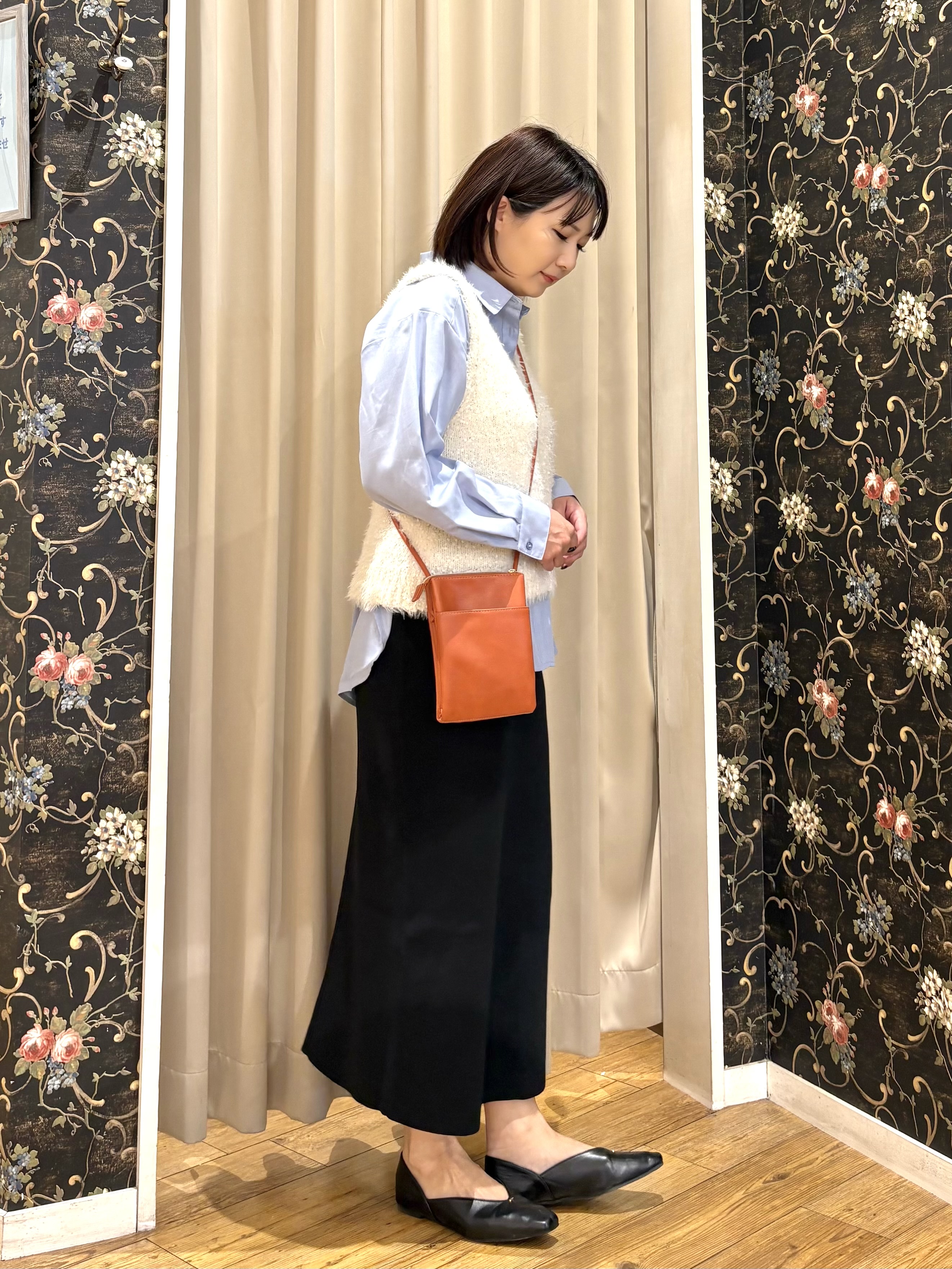 ネリさんの「SHOO･LA･RUE｜【洗濯機可】重ねるだけで華やかに。ポンポンシャギーベスト」を使ったコーディネート