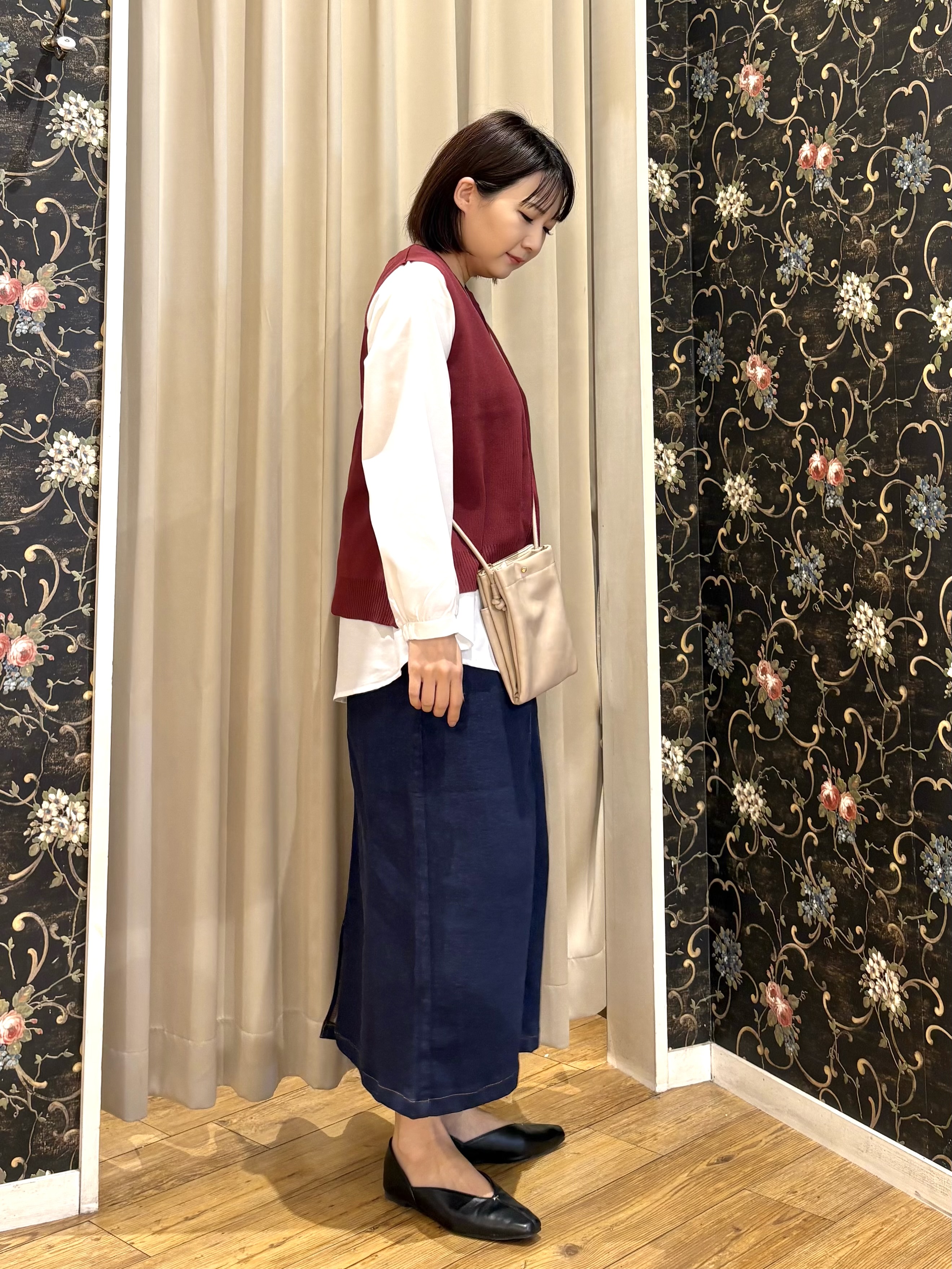 ネリさんの「SHOO･LA･RUE｜【2点セット/S-LL】着回し自在 スポンディッシュニットベスト＆フレアシャツ」を使ったコーディネート