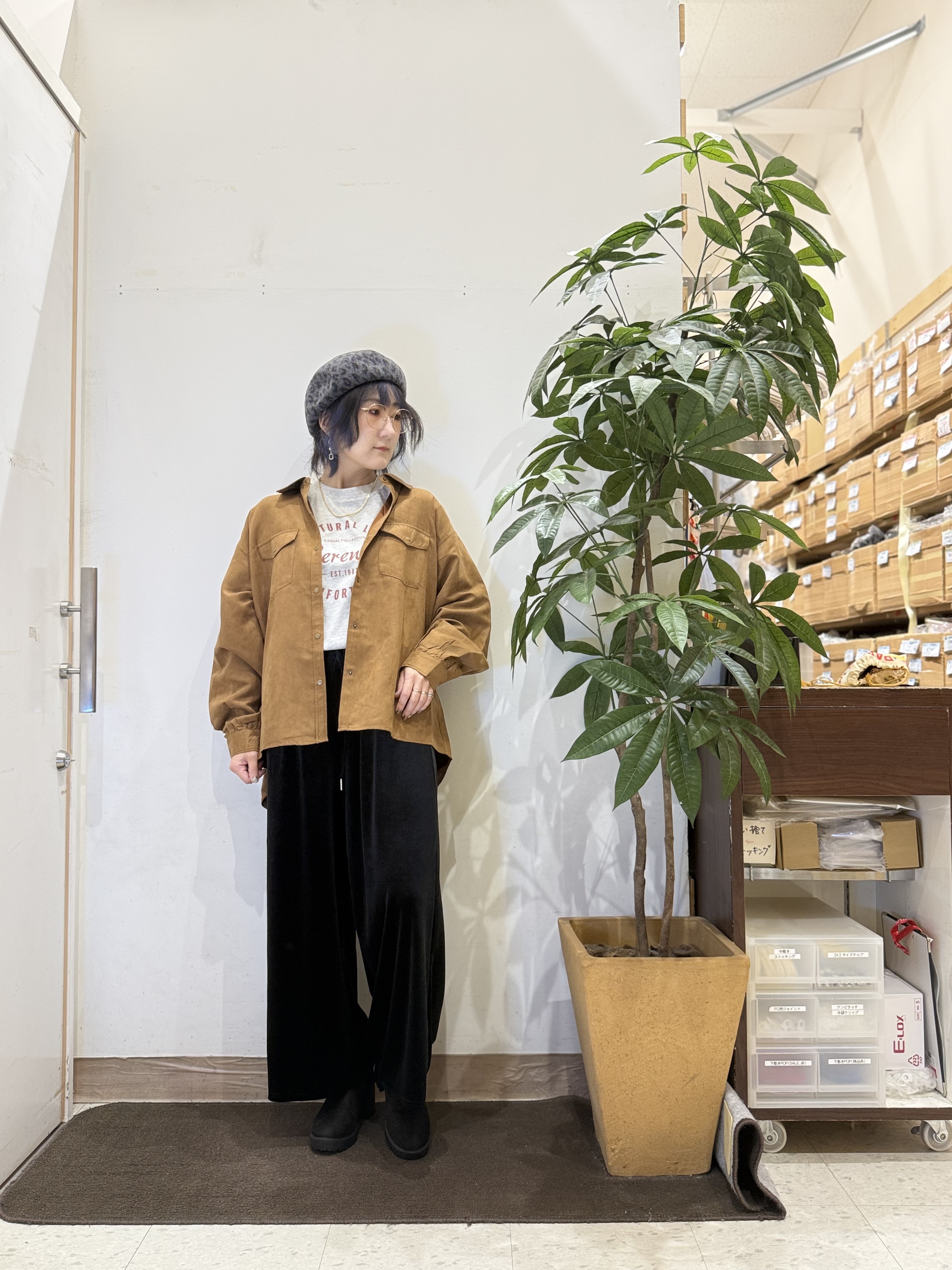 misakiさんの「SHOO･LA･RUE｜【S-LL/洗濯機可】なめらかさが心地いい。スエード調ポケットシャツ」を使ったコーディネート