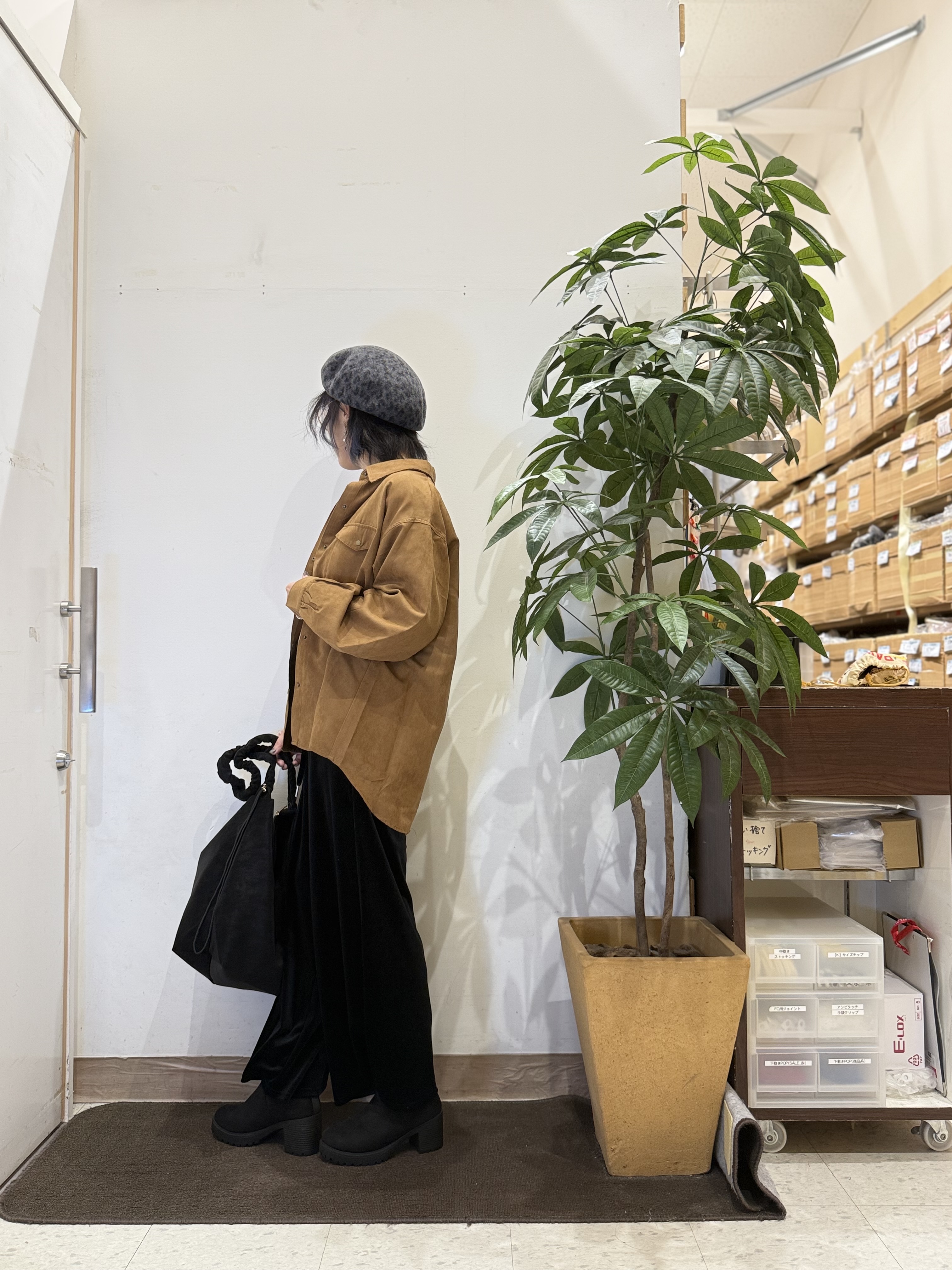 misakiさんの「SHOO･LA･RUE｜【S-LL/洗濯機可】なめらかさが心地いい。スエード調ポケットシャツ」を使ったコーディネート