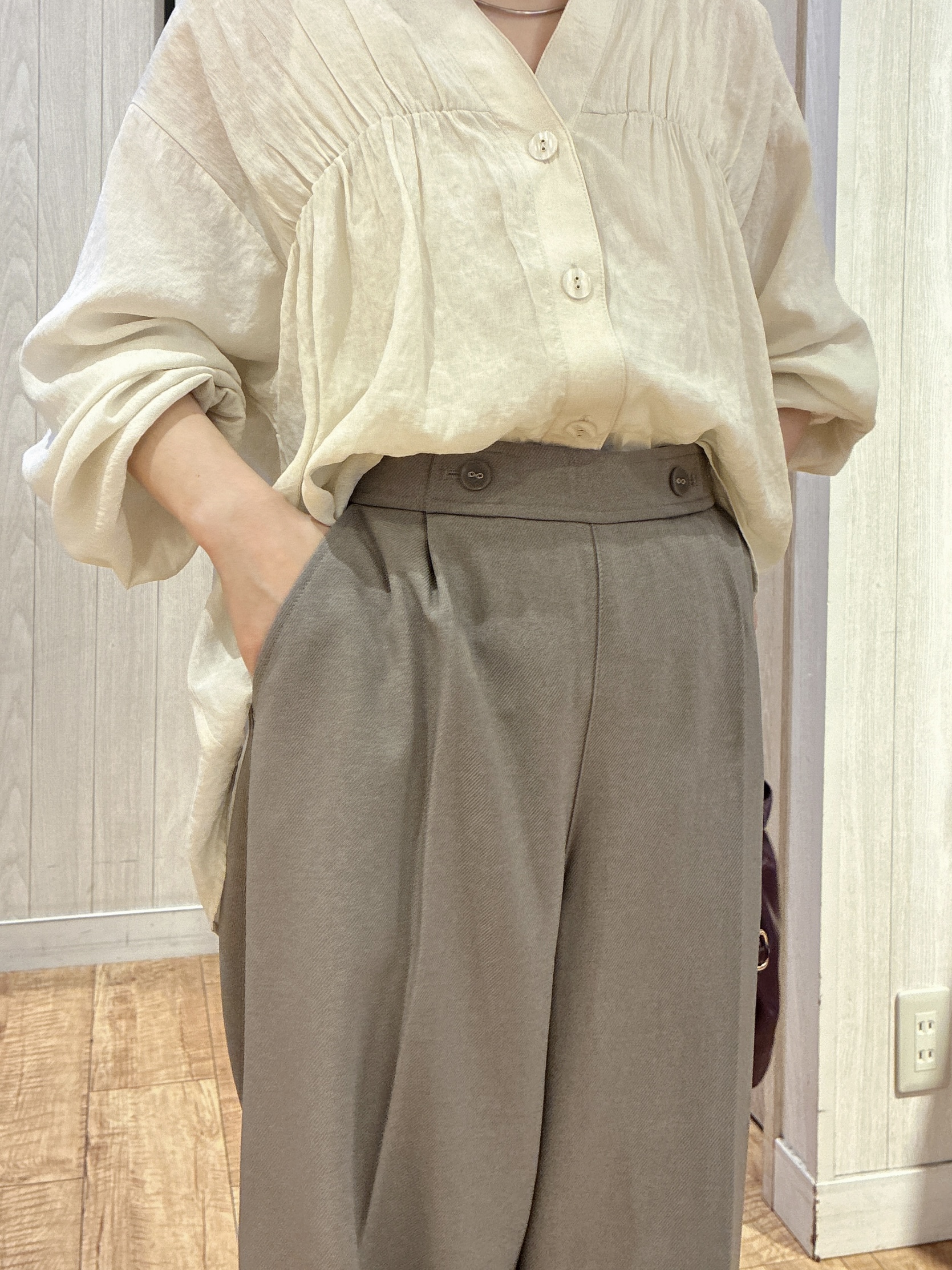 西。さんの「SHOO･LA･RUE｜【S-LL/洗濯機可】着痩せシルエット シャーリングシャツカーディガン」を使ったコーディネート
