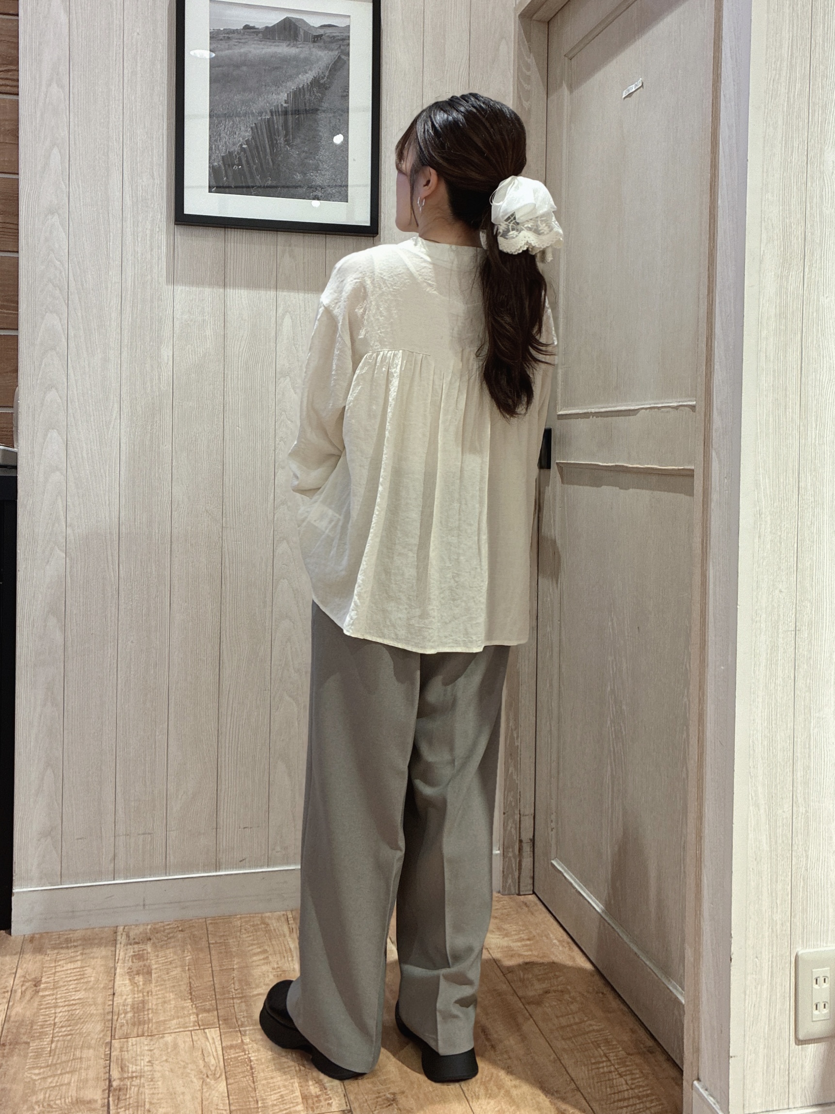 西。さんの「SHOO･LA･RUE｜【S-LL/洗濯機可】着痩せシルエット シャーリングシャツカーディガン」を使ったコーディネート