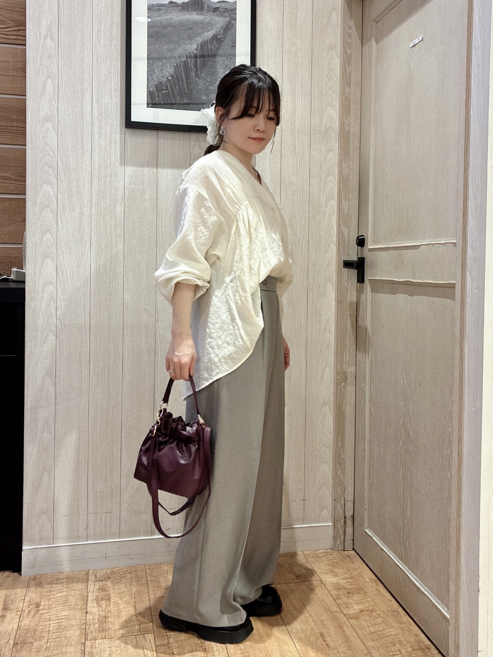 西。さんの「SHOO･LA･RUE｜【S-LL/洗濯機可】着痩せシルエット シャーリングシャツカーディガン」を使ったコーディネート