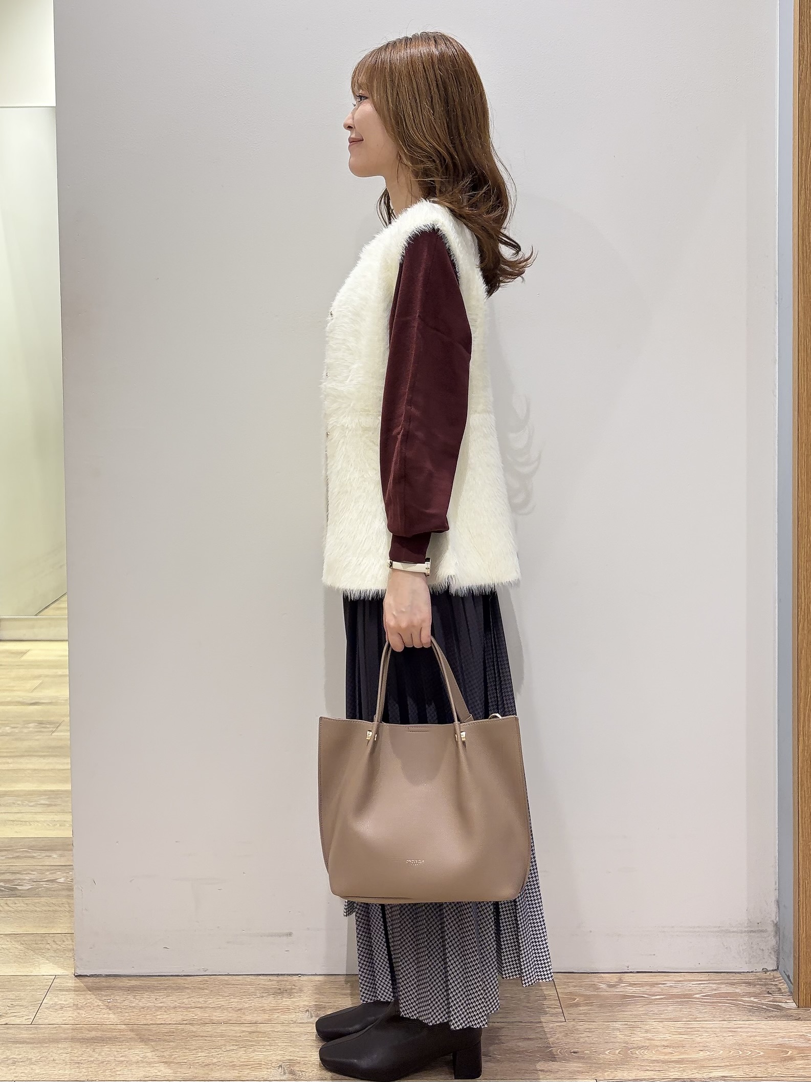 MOMOさんの「index｜フェザーニットペプラムジレ【洗濯機OK】」を使ったコーディネート