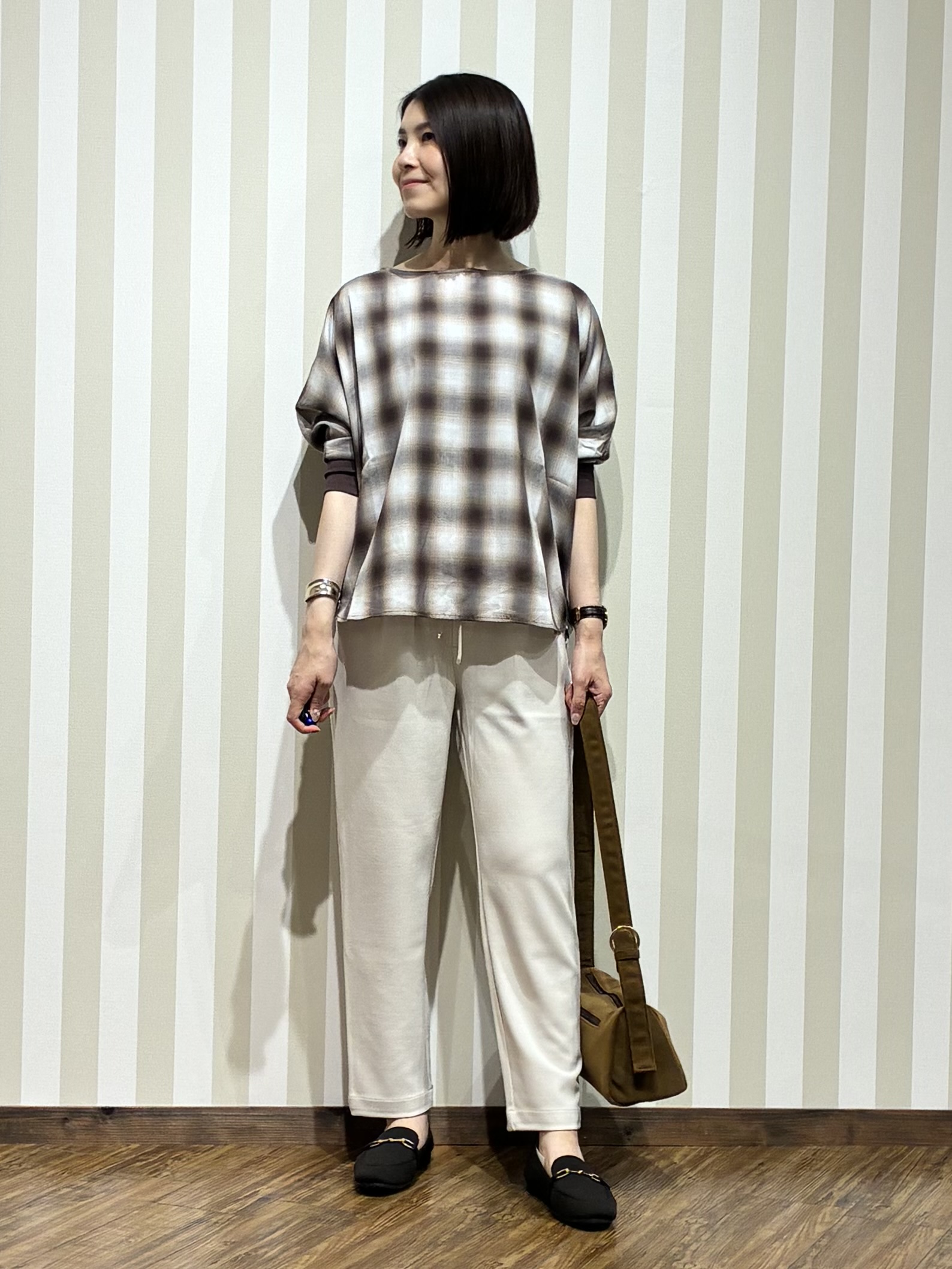 SAOさんの「SHOO･LA･RUE｜【着丈選べる/洗濯後しわになりにくい】インせず着られる ドルマンブラウス」を使ったコーディネート