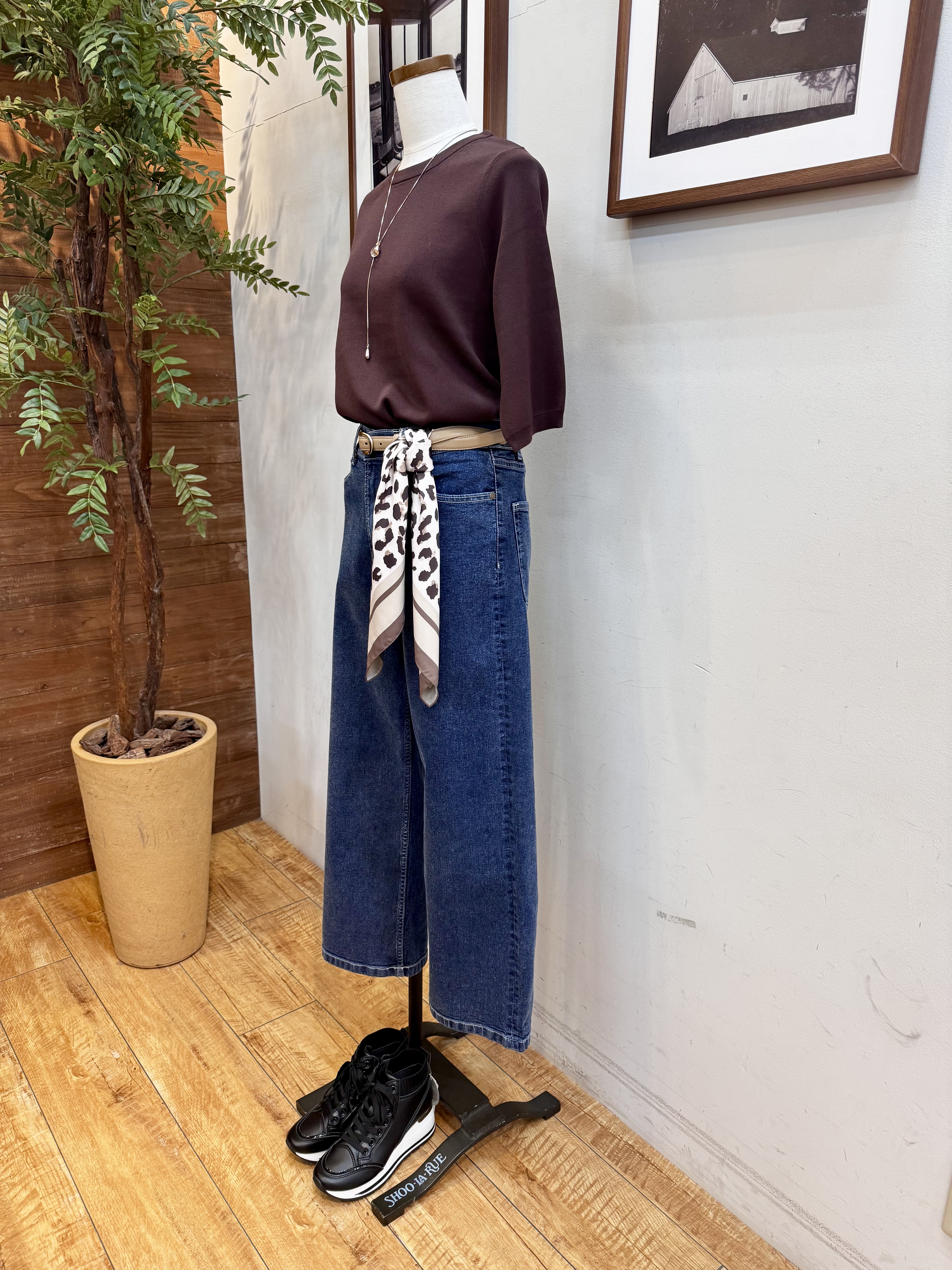 山本まどかさんの「SHOO･LA･RUE｜【ガンガン洗える/UV/毛玉になりにくい】二の腕見せない 5分袖ニット」を使ったコーディネート