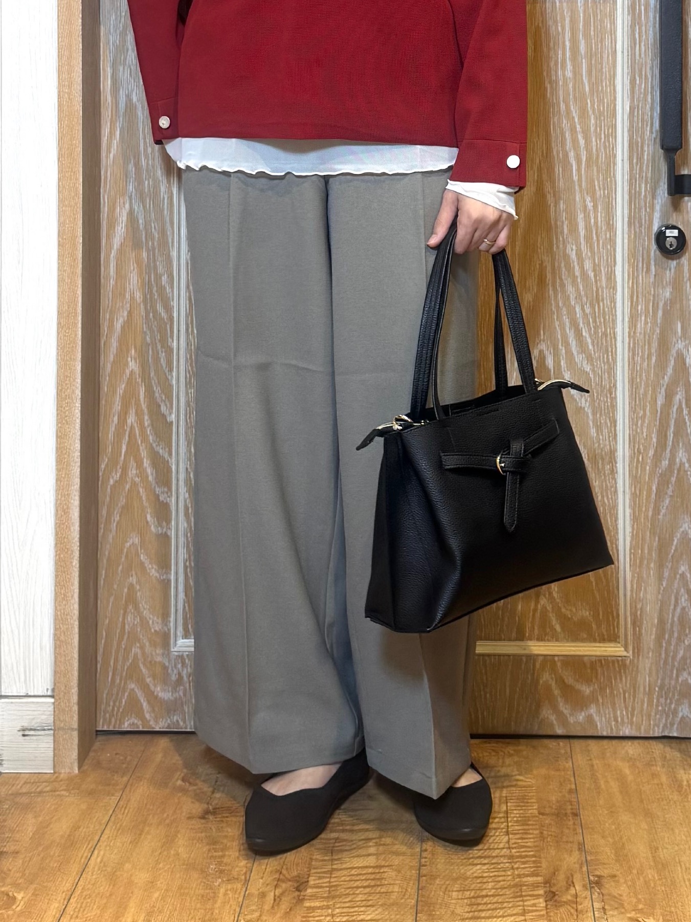 KAORIさんの「SHOO･LA･RUE｜【洗濯機可/S-LL】抜け感ある着こなしに 金ボタン付き スポンディッシュ クルーネックニット」を使ったコーディネート