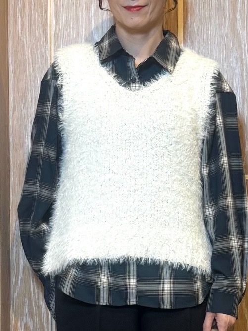 KAORIさんの「SHOO･LA･RUE｜【洗濯機可】重ねるだけで華やかに。ポンポンシャギーベスト」を使ったコーディネート