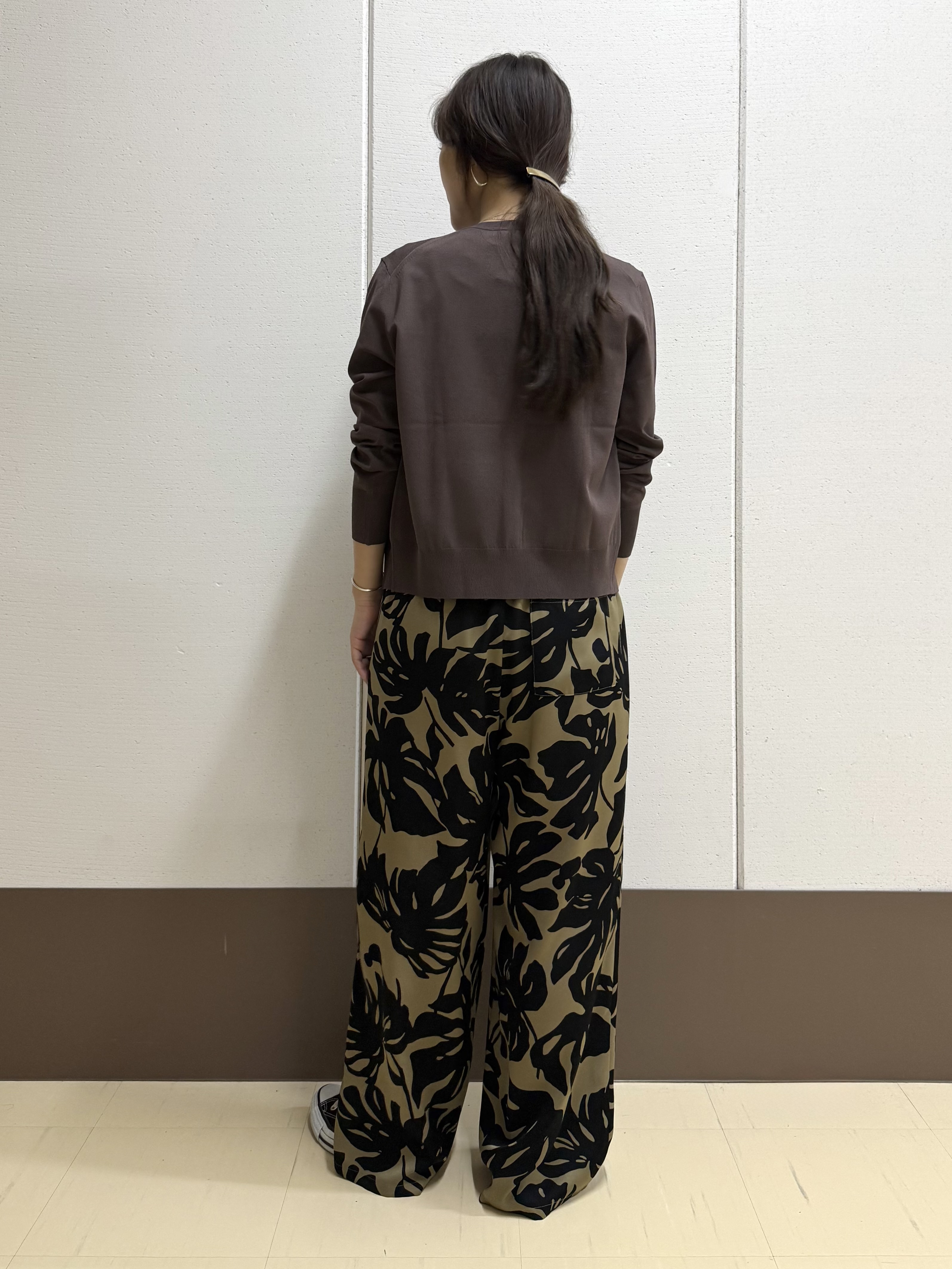 mamiさんの「INDIVI｜【アンサンブル可能/秋羽織り】コンパクトニットカーディガン」を使ったコーディネート