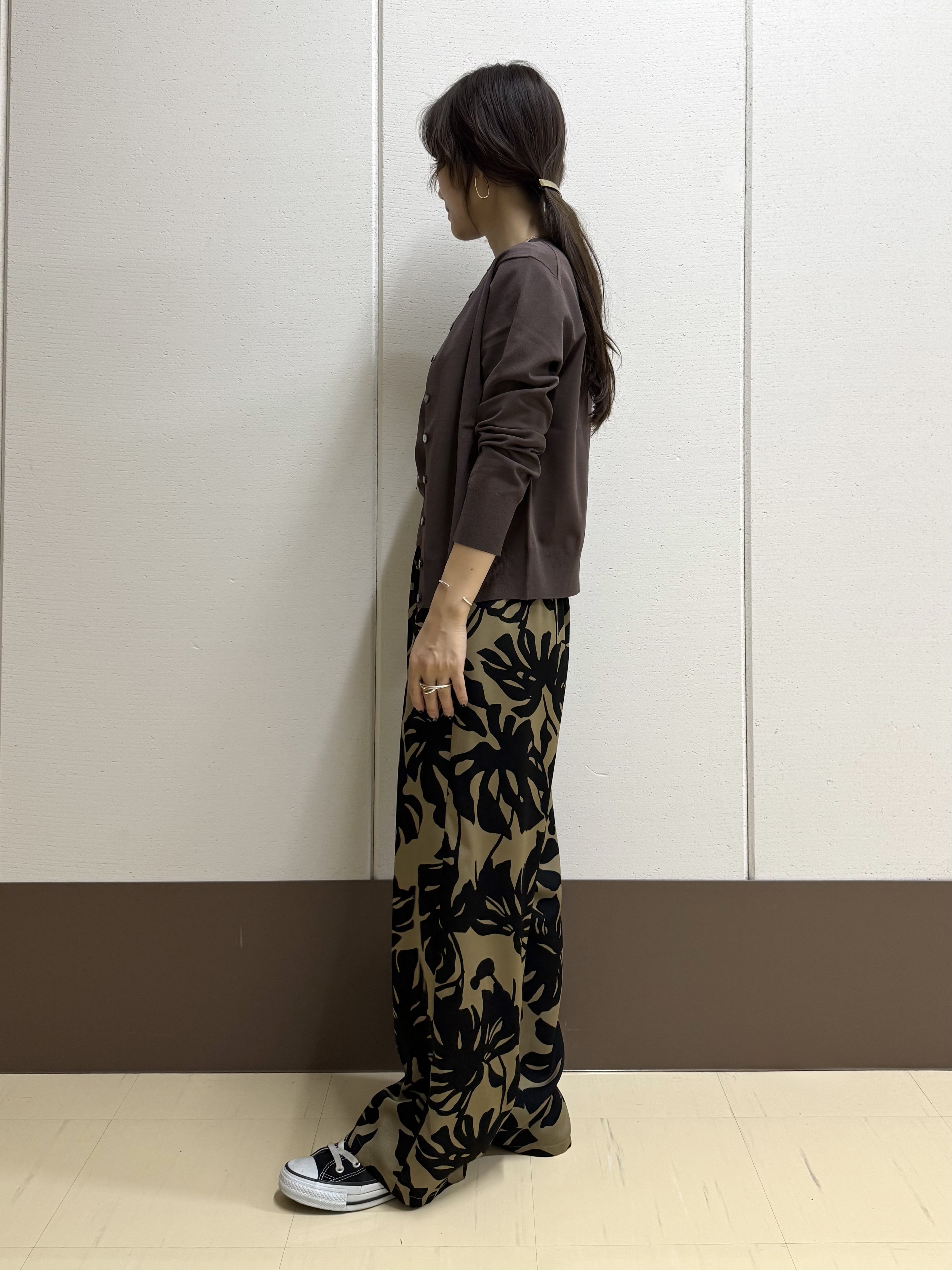 mamiさんの「INDIVI｜【アンサンブル可能/秋羽織り】コンパクトニットカーディガン」を使ったコーディネート
