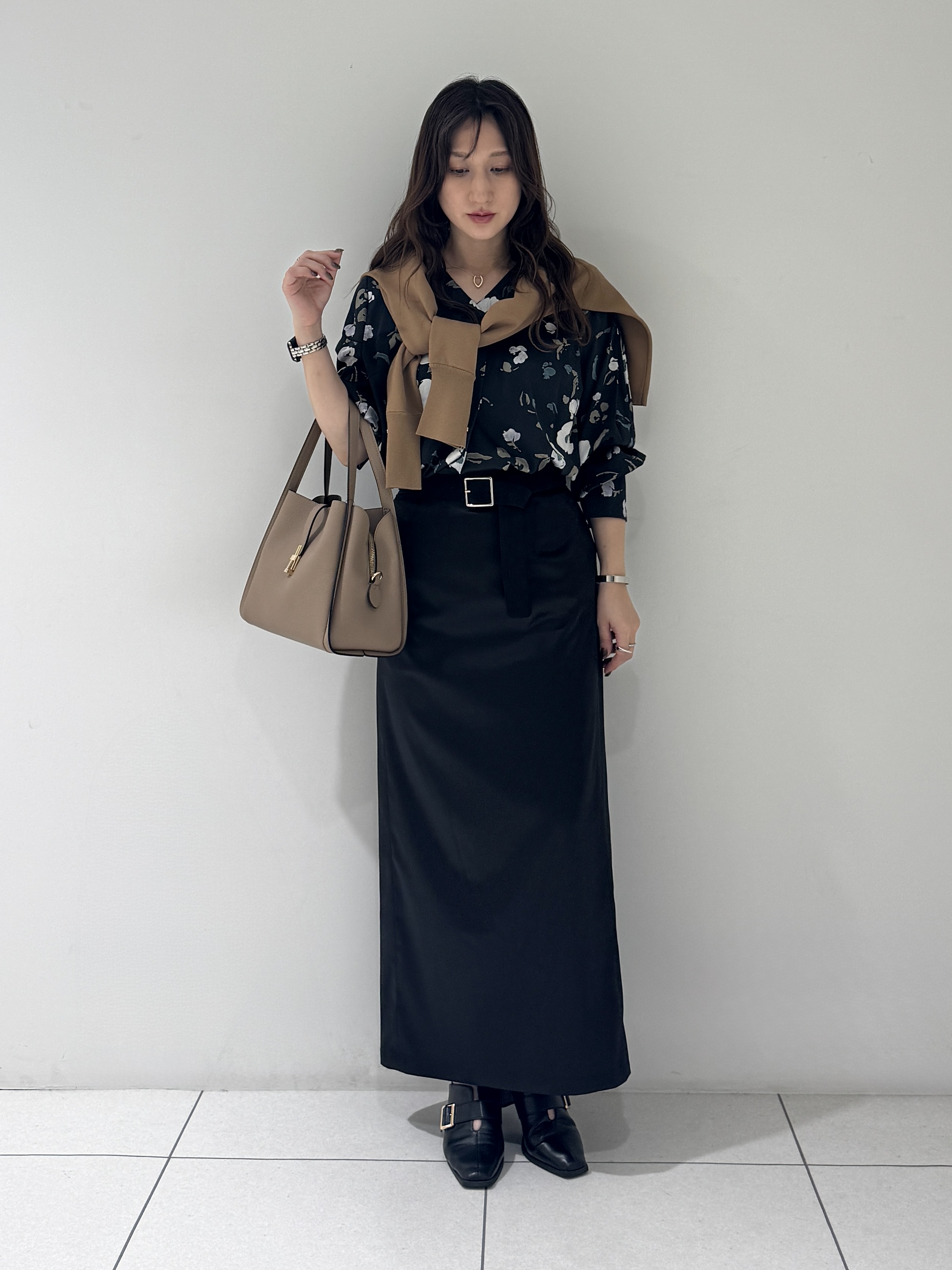 そんさんの「INDIVI｜【選べる6色／ストレッチ◎】きれいめドルマンスリーブニット」を使ったコーディネート