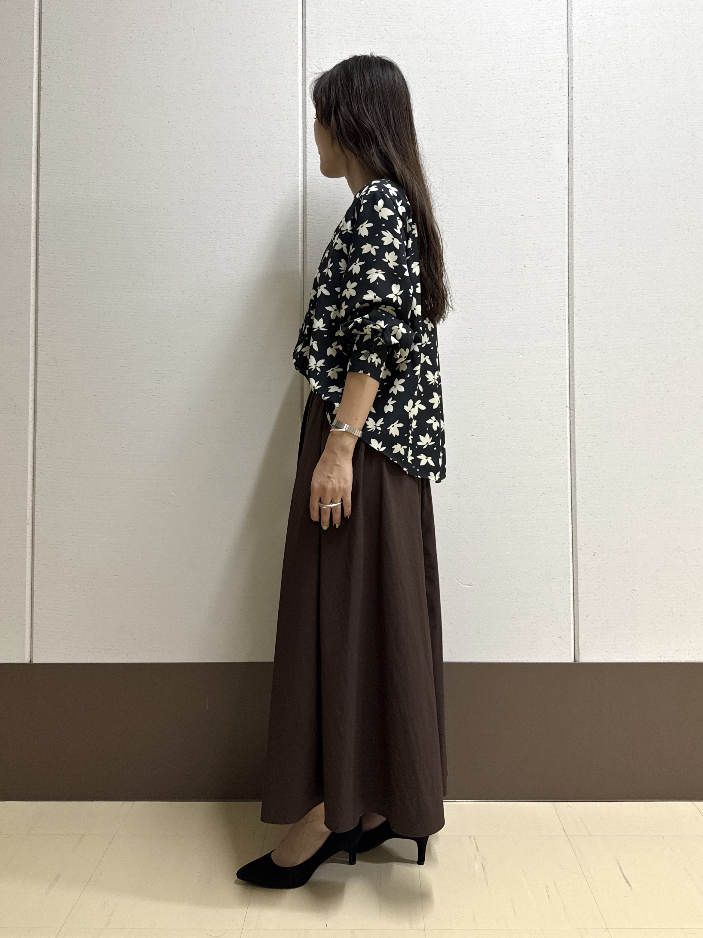 mamiさんの「INDIVI｜【着映え】モノトーンフラワー柄ブラウス」を使ったコーディネート