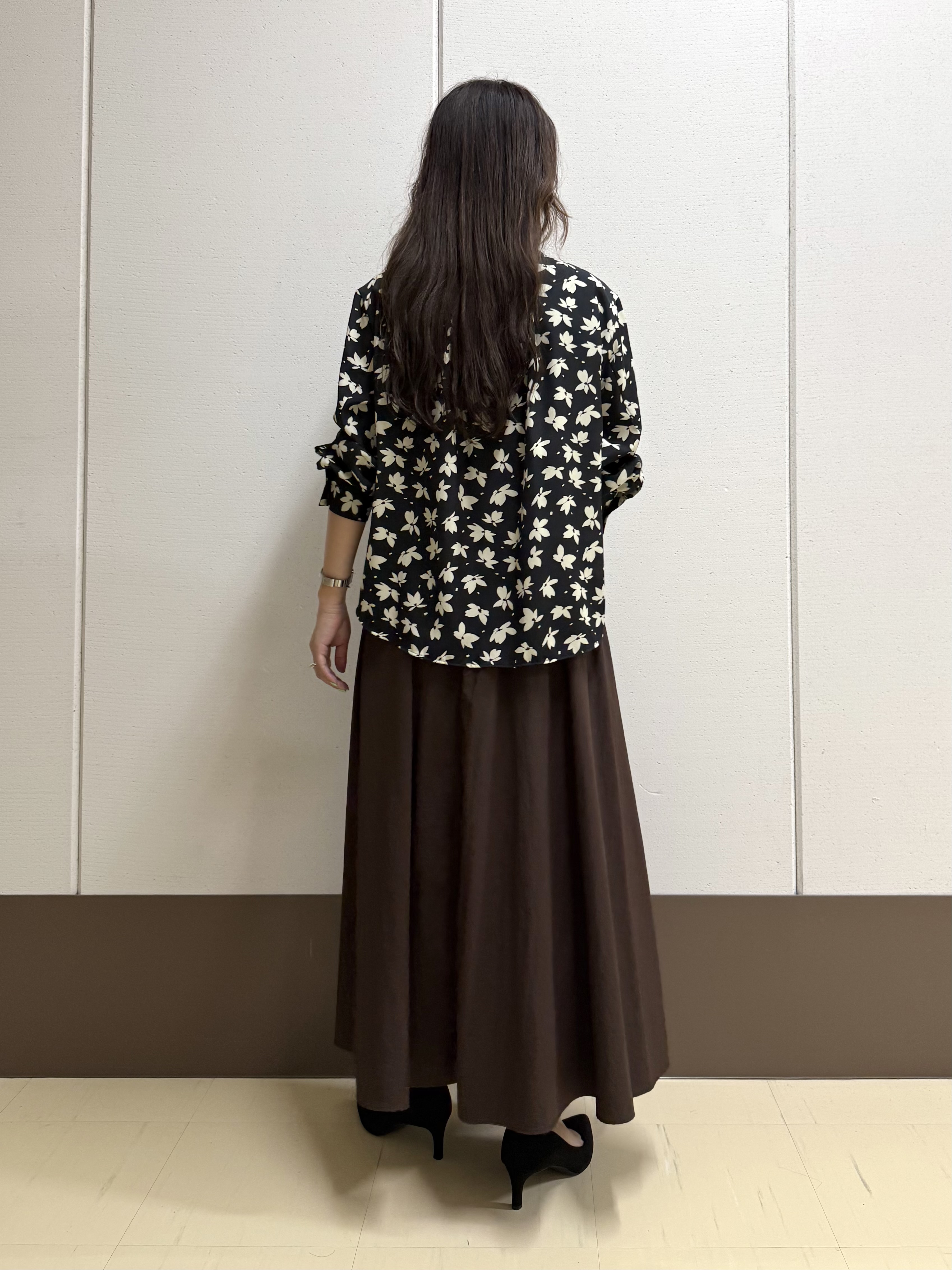 mamiさんの「INDIVI｜【着映え】モノトーンフラワー柄ブラウス」を使ったコーディネート