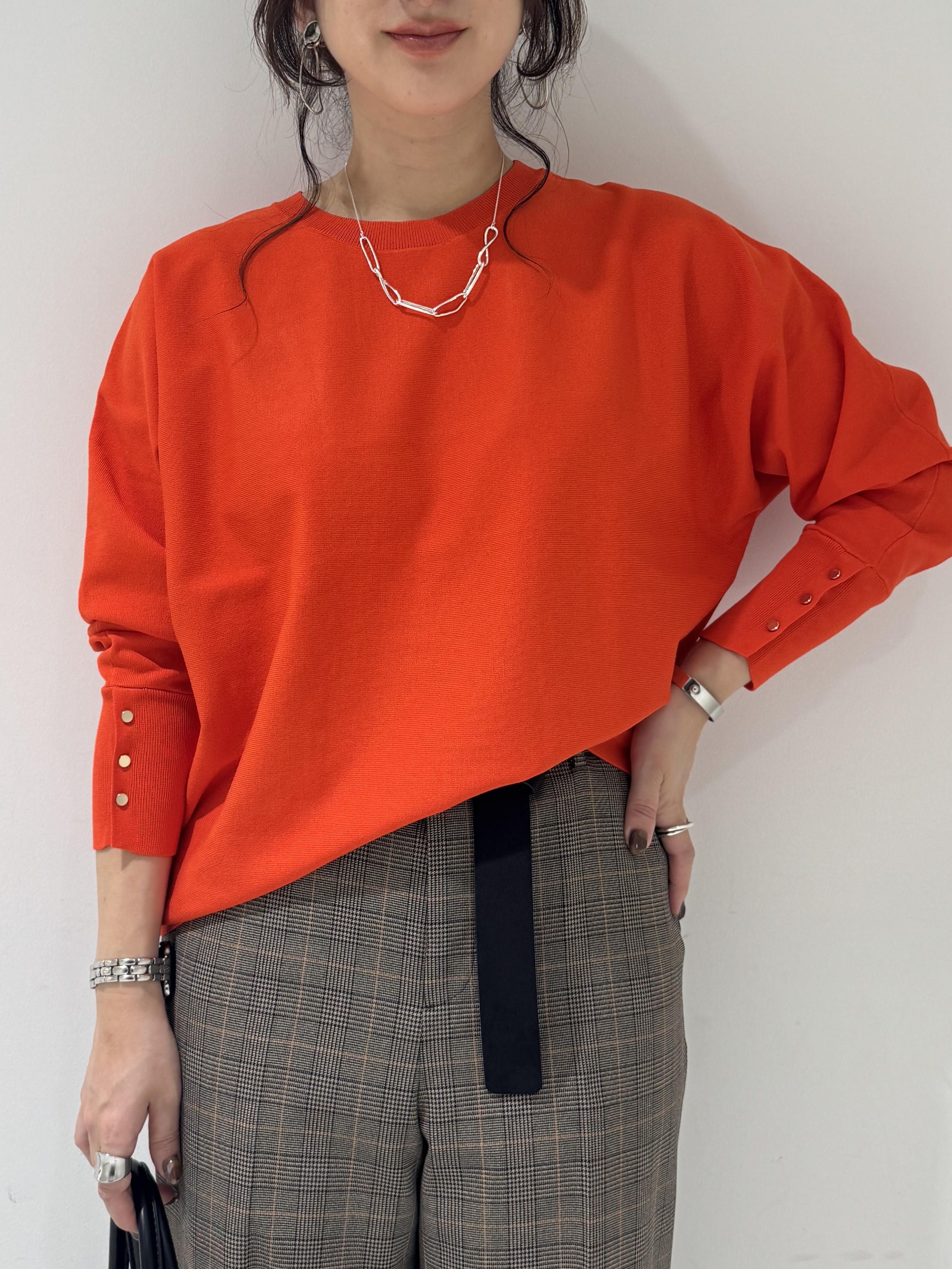 そんさんの「INDIVI｜【選べる6色／ストレッチ◎】きれいめドルマンスリーブニット」を使ったコーディネート