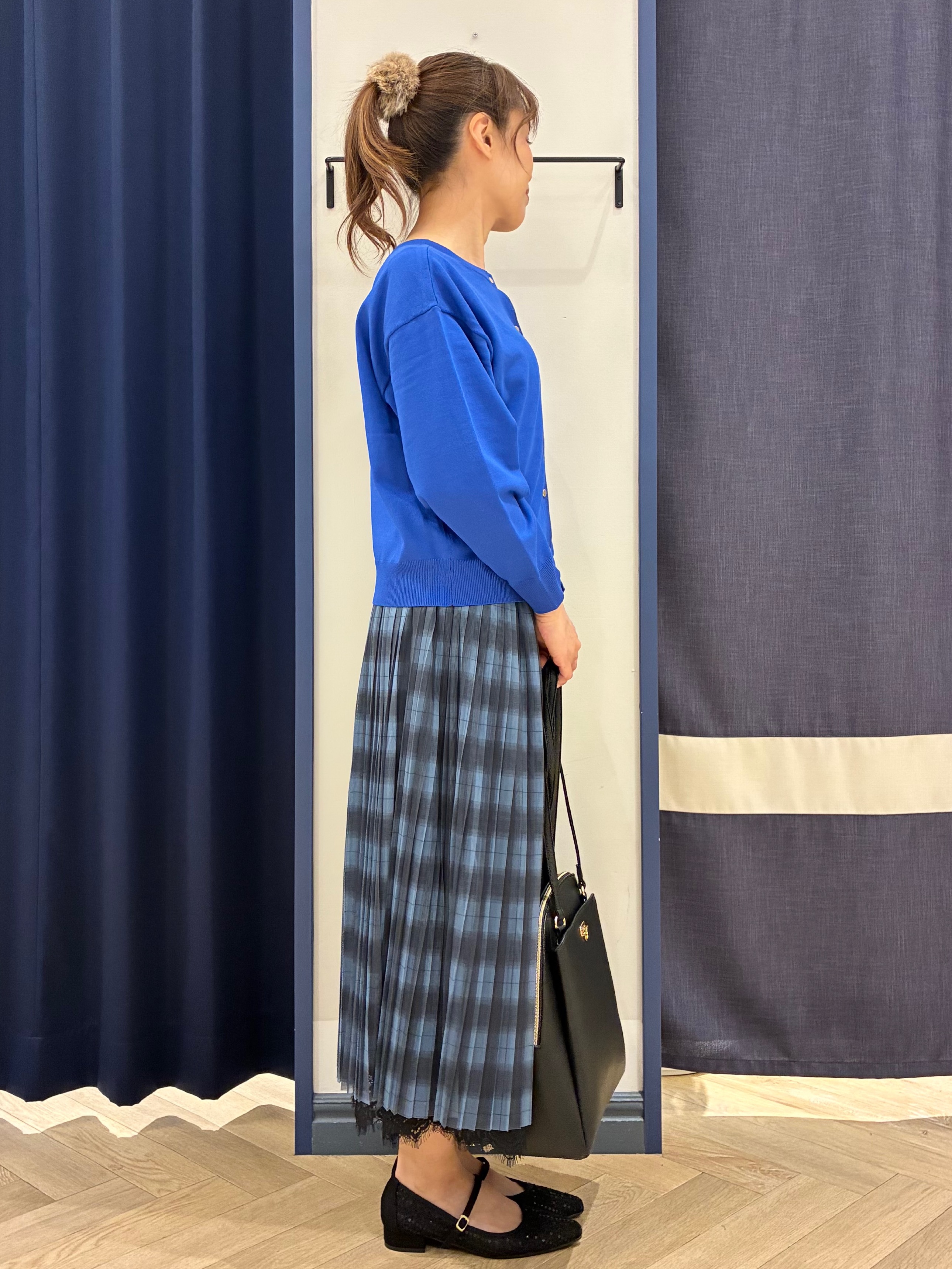 Orikaさんの「grove｜【前後2WAY】さりげなく、上品にきらめく ニットカーディガン」を使ったコーディネート