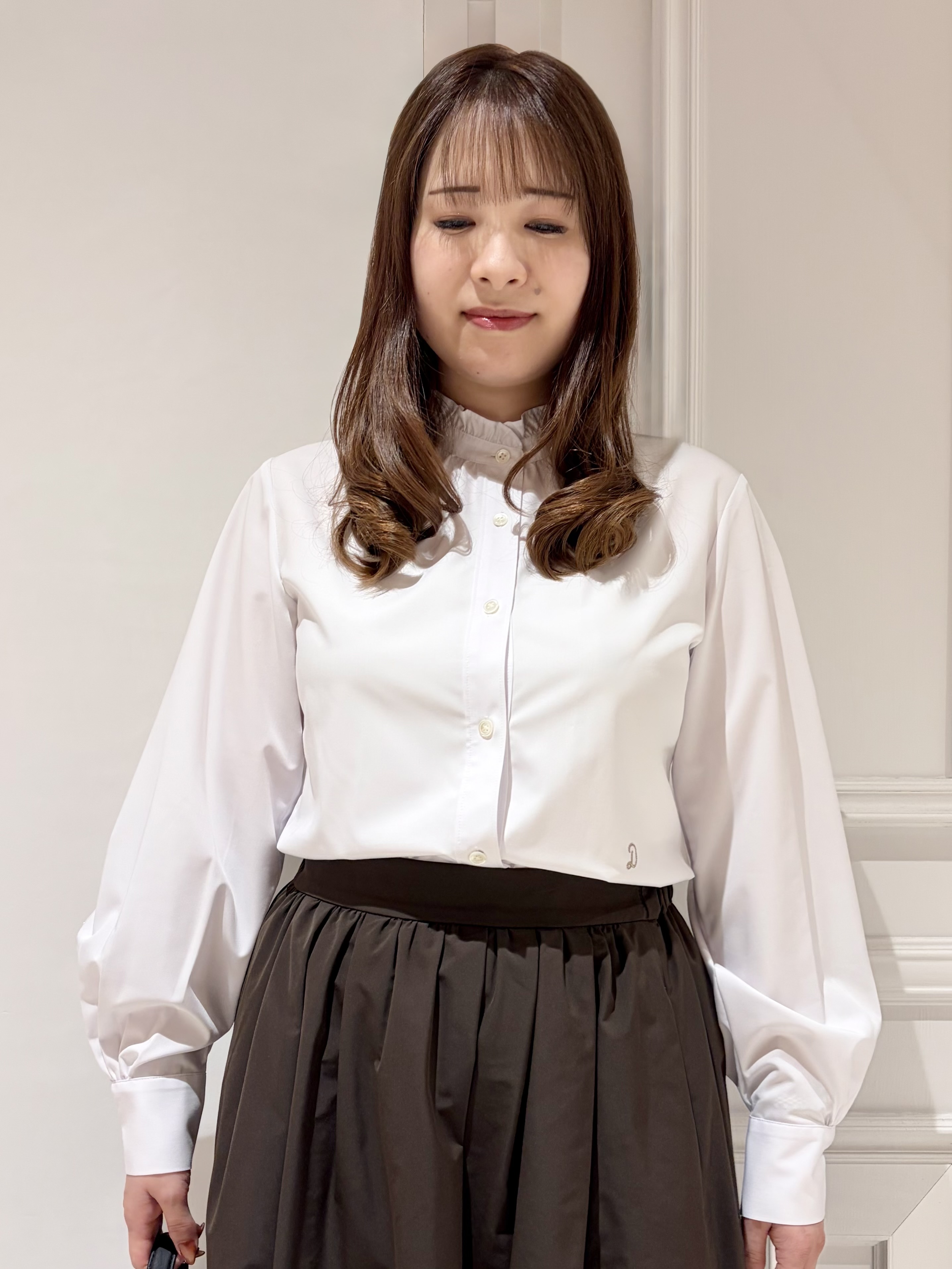 minowaさんの「DRESSTERIOR｜【オケージョン対応】スタンドフリルシャツ」を使ったコーディネート