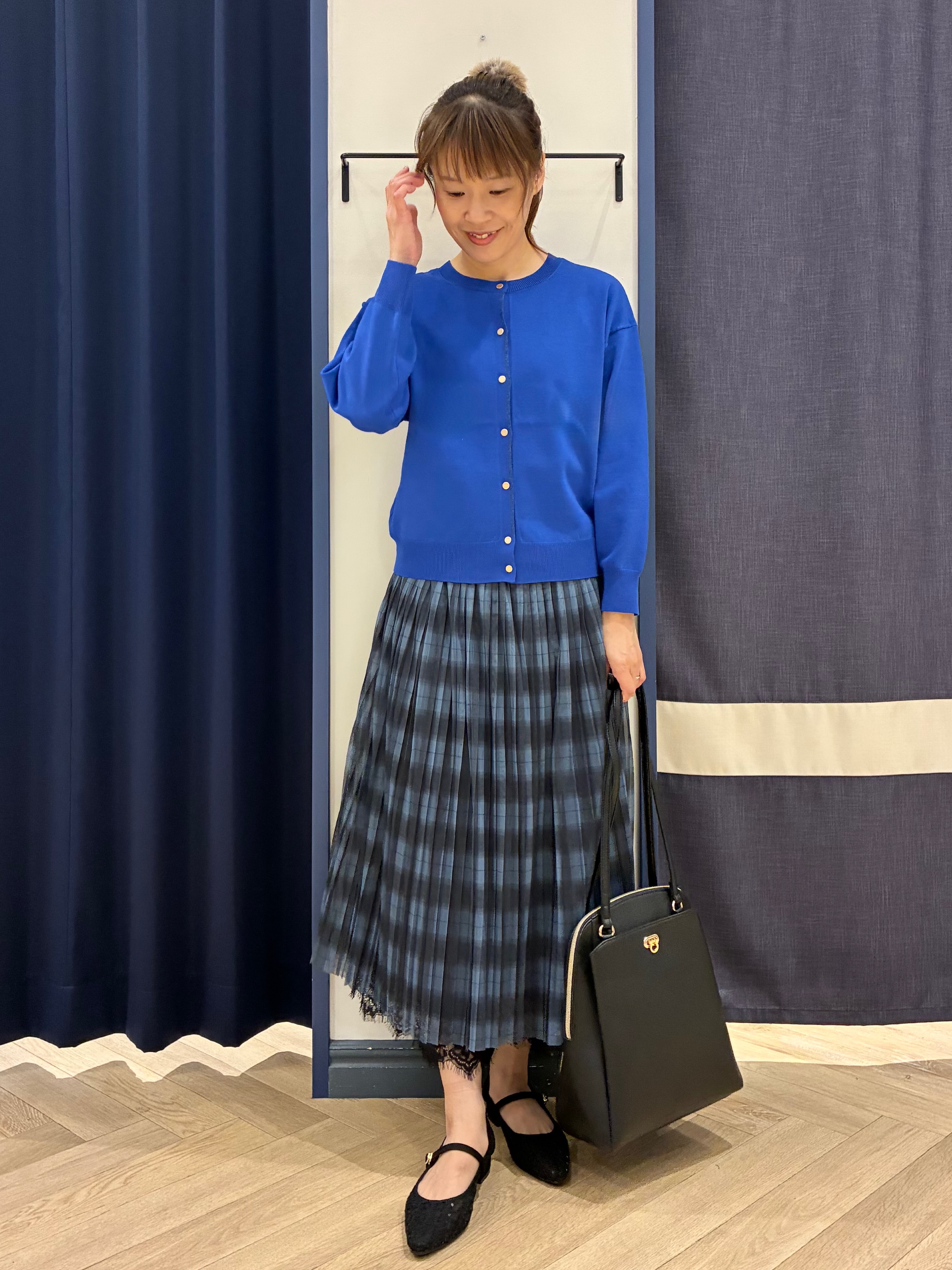 Orikaさんの「grove｜【前後2WAY】さりげなく、上品にきらめく ニットカーディガン」を使ったコーディネート