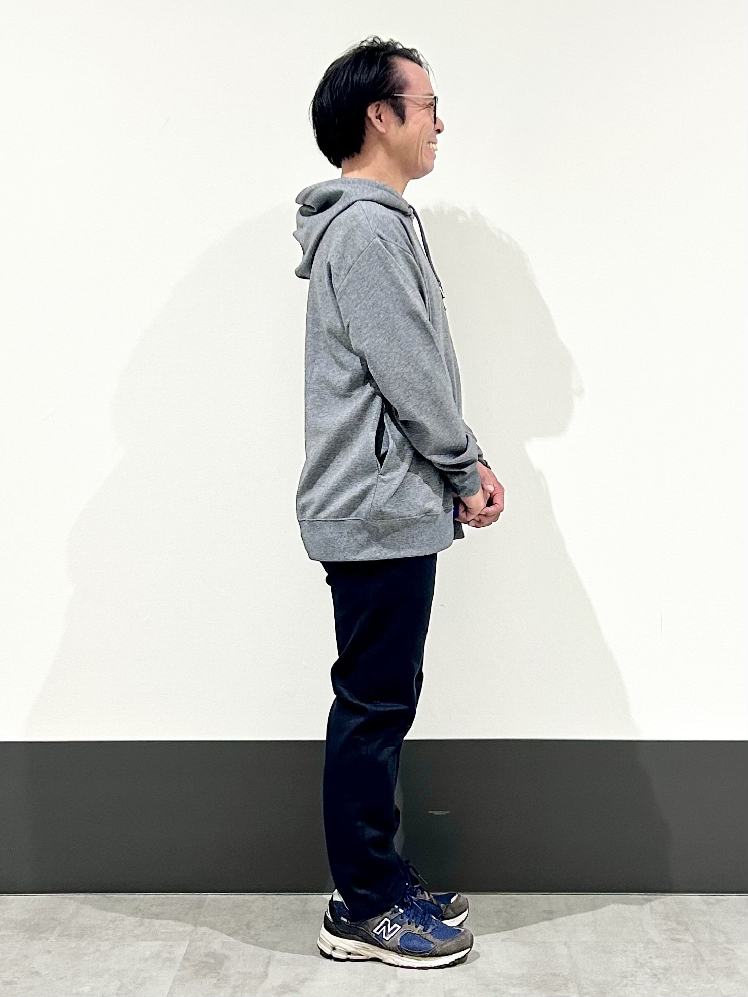 KENJI Iさんの「THE SHOP TK｜【洗濯機OK／ユニセックス】ダンボール ロゴパーカ」を使ったコーディネート