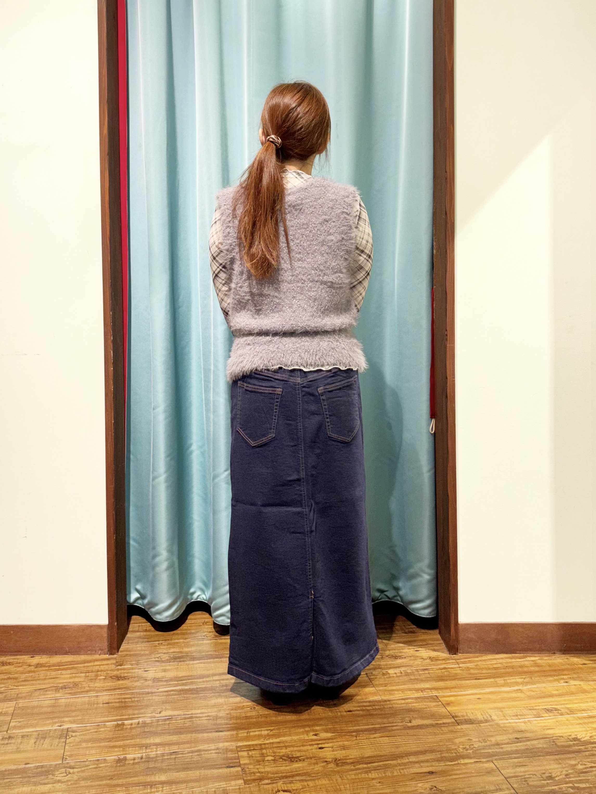 tukiさんの「SHOO･LA･RUE｜【洗濯機可】重ねるだけで華やかに。ポンポンシャギーベスト」を使ったコーディネート