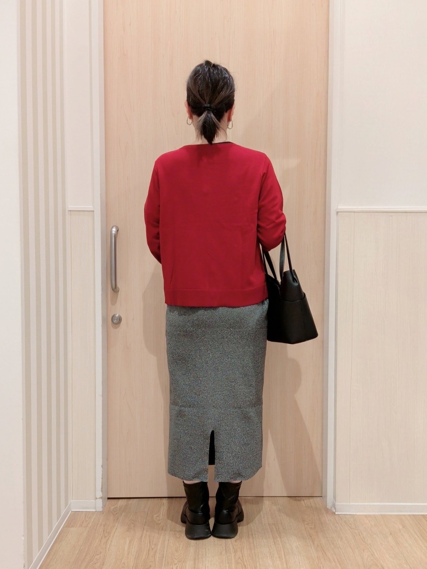 あさんの「SHOO･LA･RUE｜【洗濯機可/S-LL】金ボタンが上品に。さらさらタッチカーディガン」を使ったコーディネート