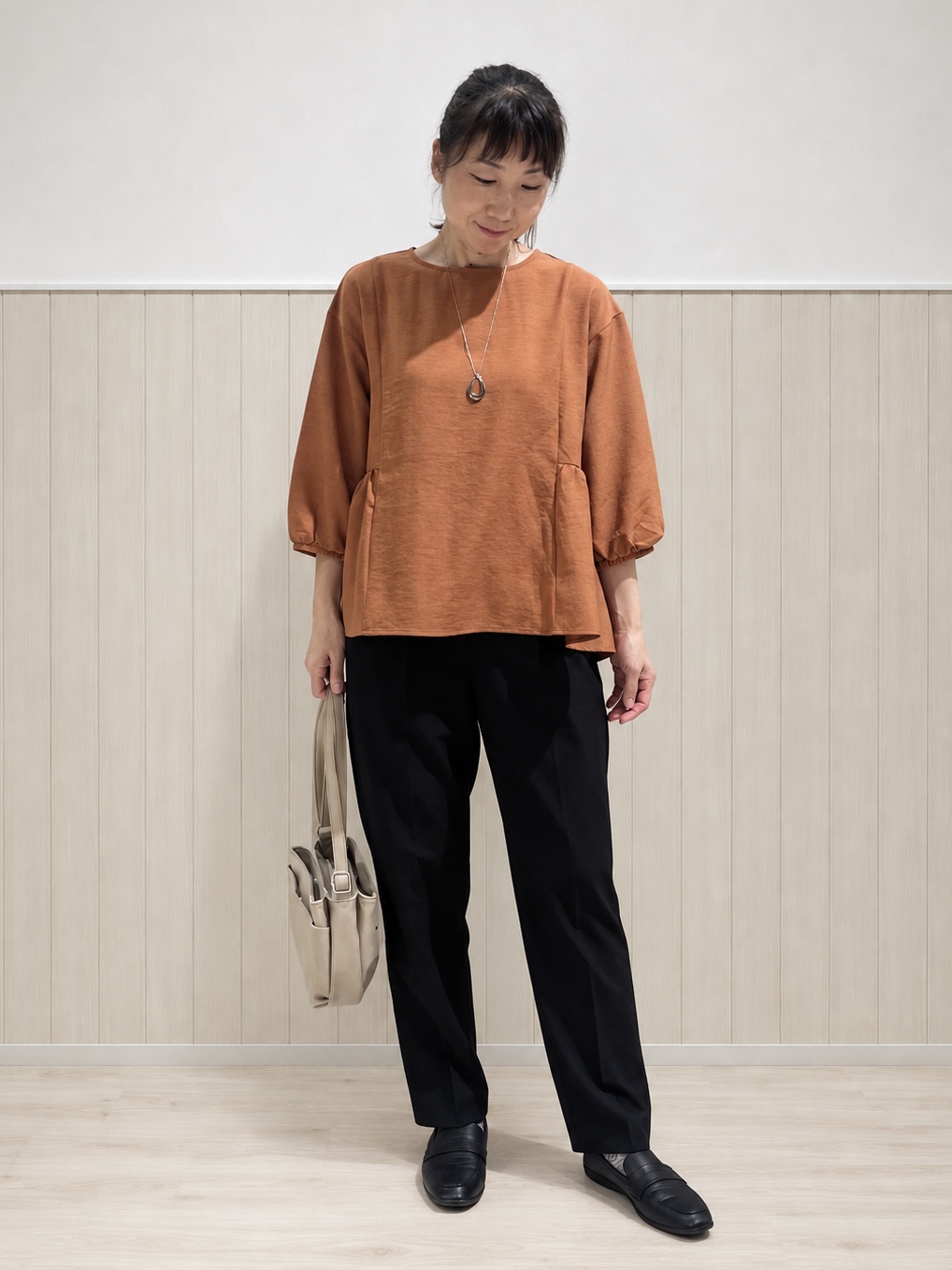 まつみさんの「SHOO･LA･RUE｜【S-LL/洗濯機可/体型カバー】サイドギャザーで後ろも魅せる 7分袖ペプラムブラウス」を使ったコーディネート