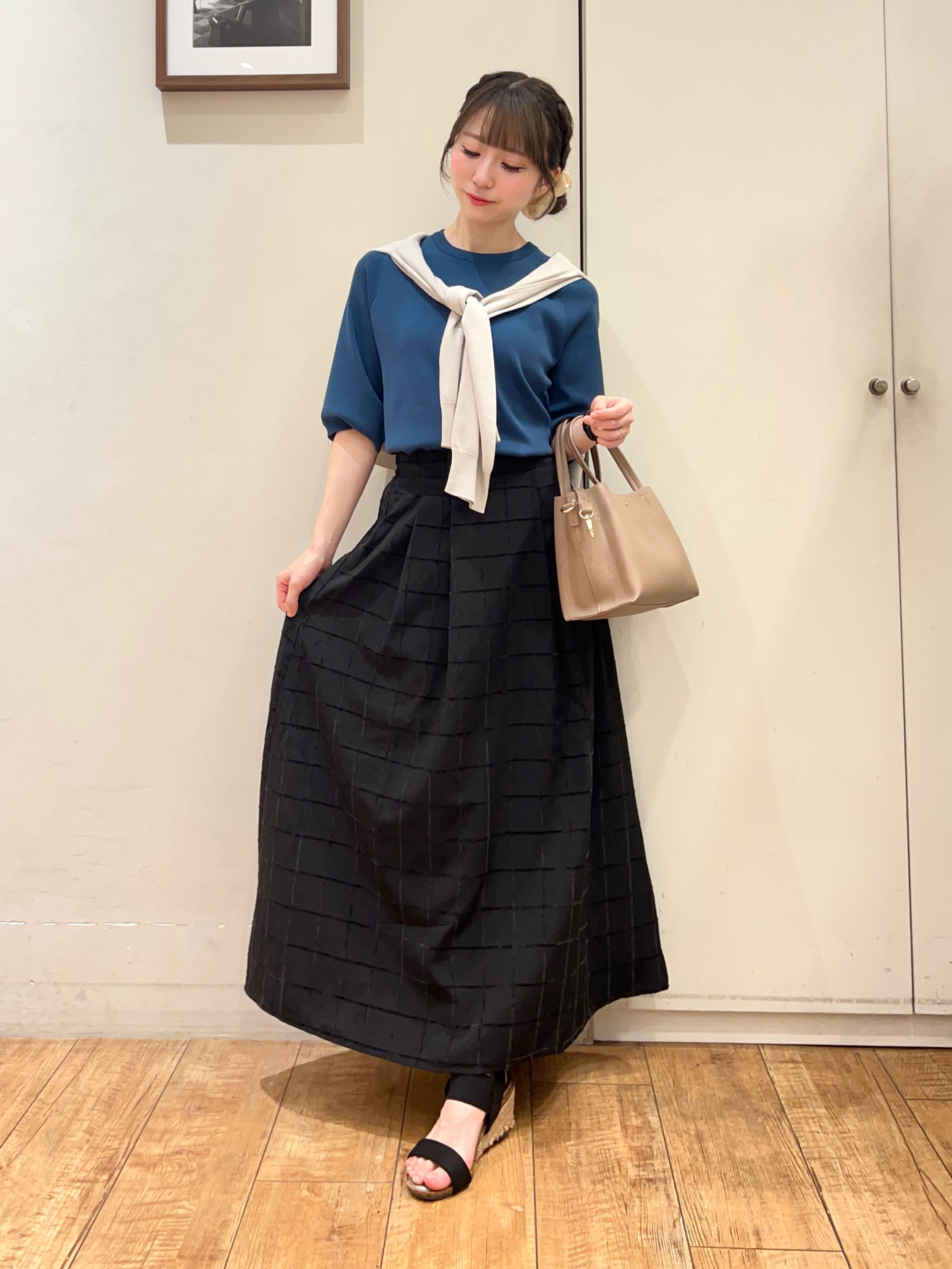 AIRIさんの「SHOO･LA･RUE｜【洗濯機可/S-LL】金ボタンが上品に。さらさらタッチカーディガン」を使ったコーディネート