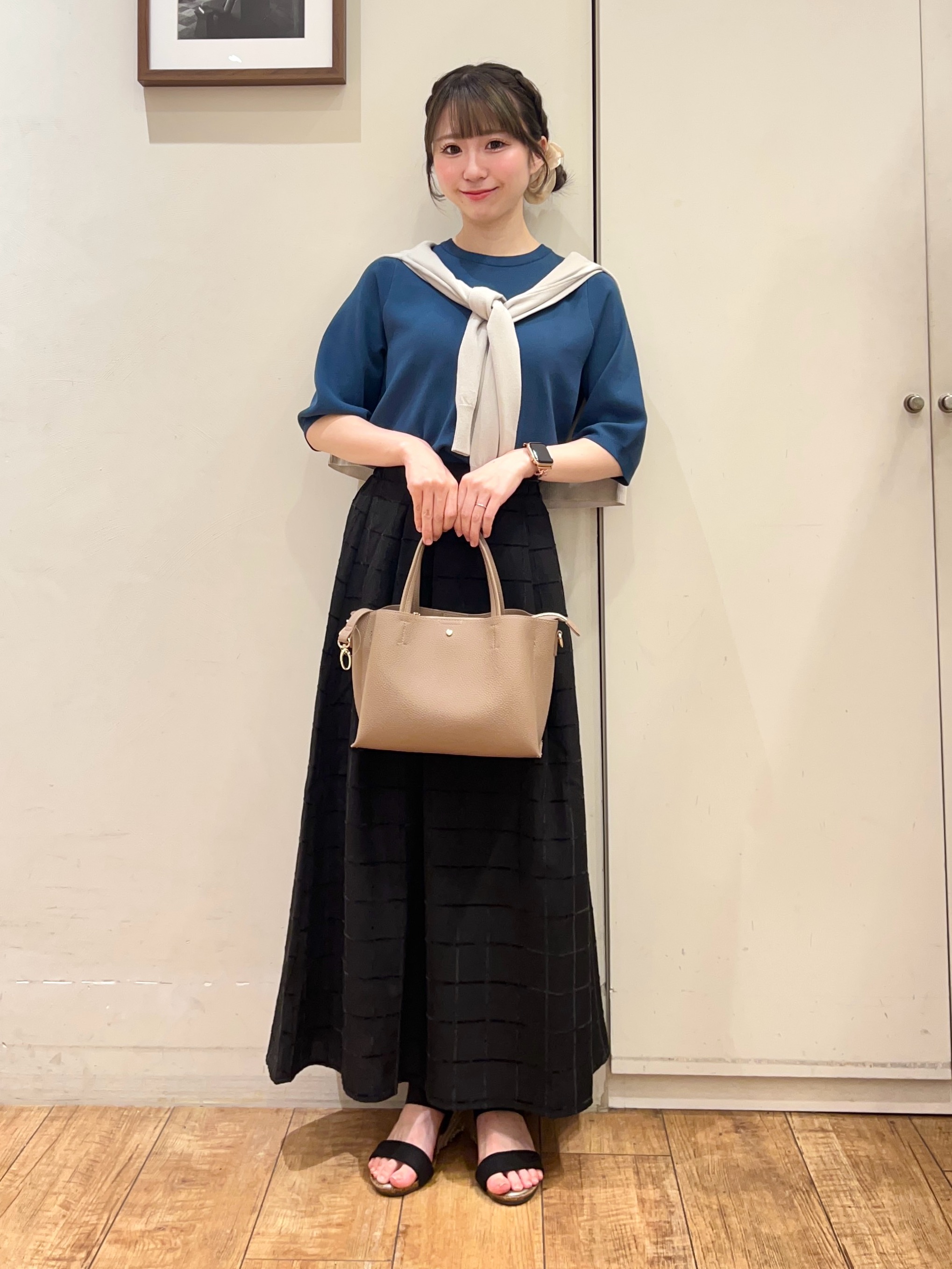 AIRIさんの「SHOO･LA･RUE｜【洗濯機可/S-LL】金ボタンが上品に。さらさらタッチカーディガン」を使ったコーディネート