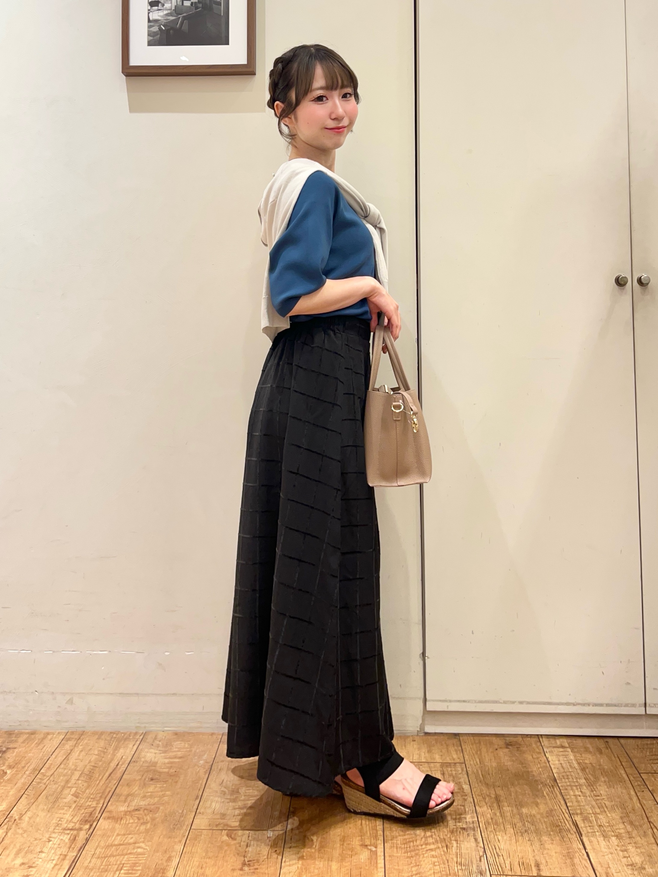 AIRIさんの「SHOO･LA･RUE｜【洗濯機可/S-LL】金ボタンが上品に。さらさらタッチカーディガン」を使ったコーディネート