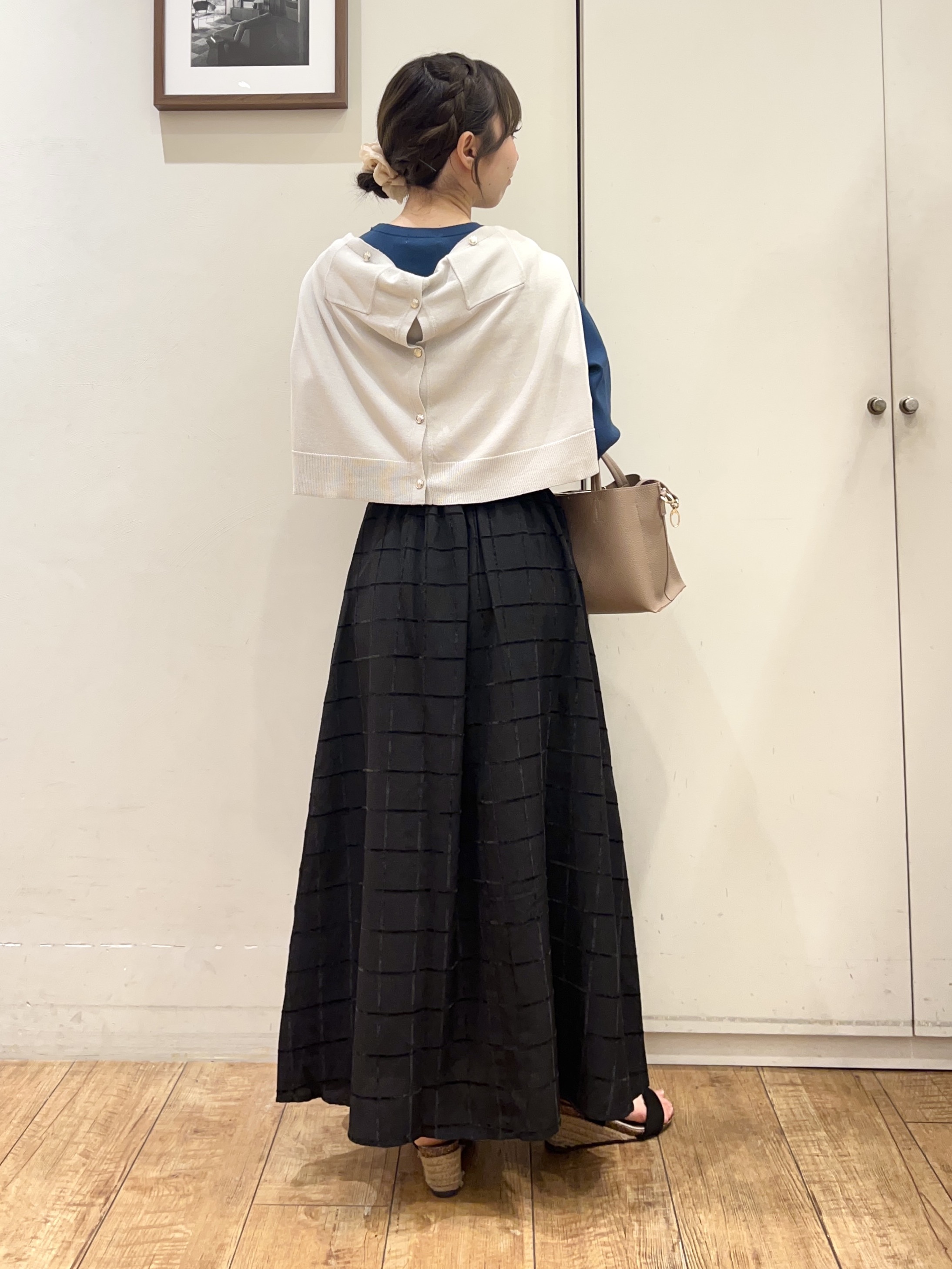 AIRIさんの「SHOO･LA･RUE｜【洗濯機可/S-LL】金ボタンが上品に。さらさらタッチカーディガン」を使ったコーディネート