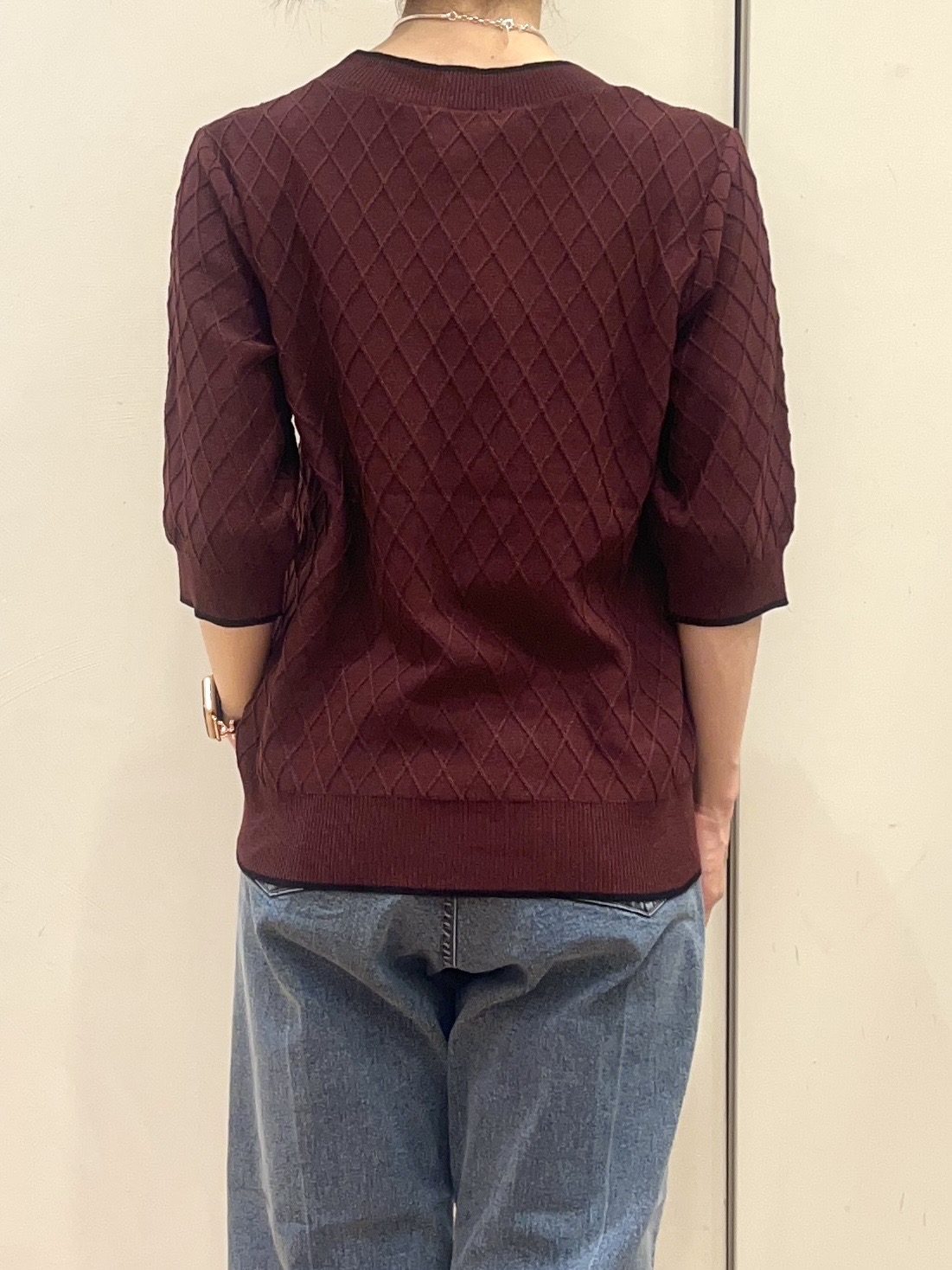 AIRIさんの「SHOO･LA･RUE｜【毛玉になりにくい/S-LL/洗濯機可】ダイヤ柄が上品 二の腕隠せる5分袖ニット」を使ったコーディネート