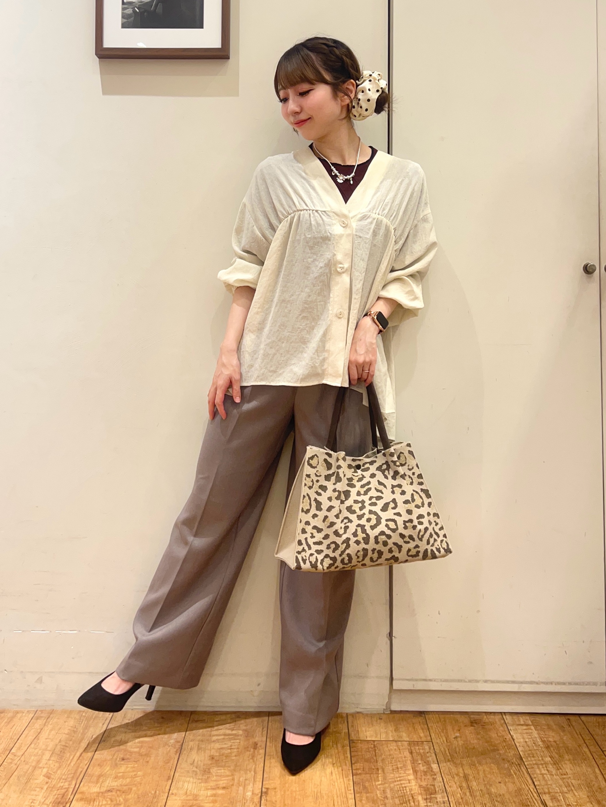 AIRIさんの「SHOO･LA･RUE｜【S-LL/洗濯機可】着痩せシルエット シャーリングシャツカーディガン」を使ったコーディネート