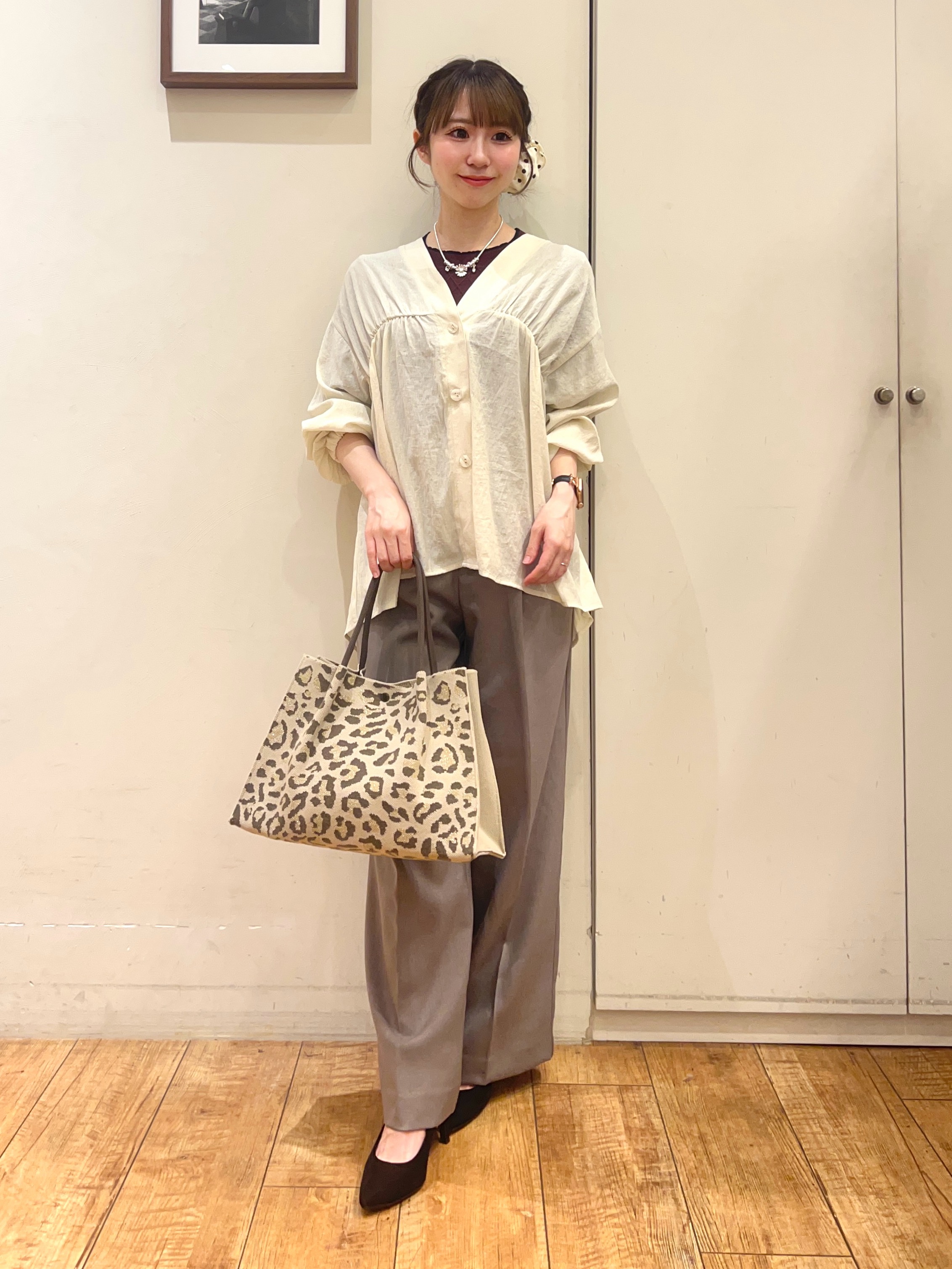 AIRIさんの「SHOO･LA･RUE｜【S-LL/洗濯機可】着痩せシルエット シャーリングシャツカーディガン」を使ったコーディネート