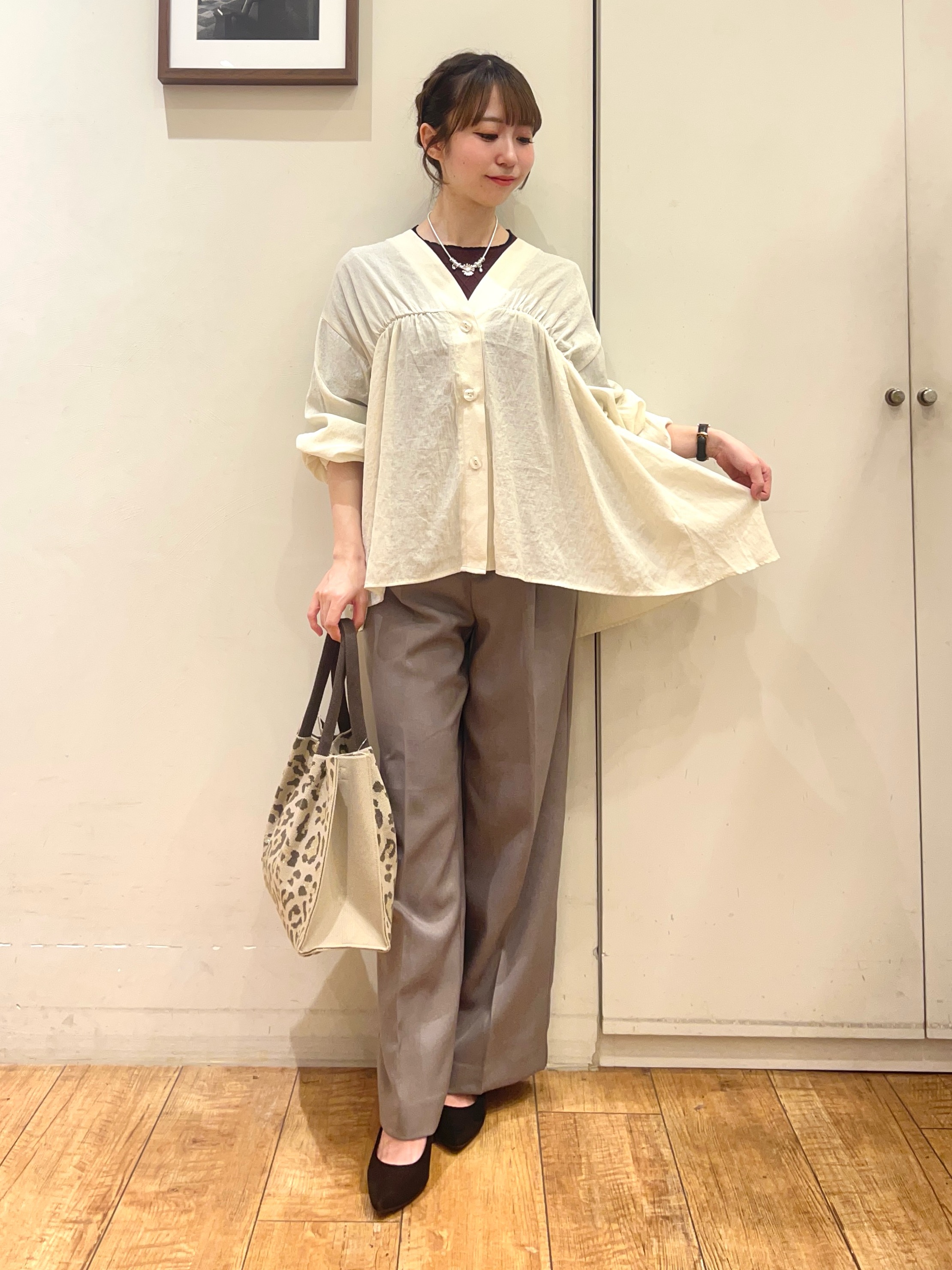 AIRIさんの「SHOO･LA･RUE｜【S-LL/洗濯機可】着痩せシルエット シャーリングシャツカーディガン」を使ったコーディネート