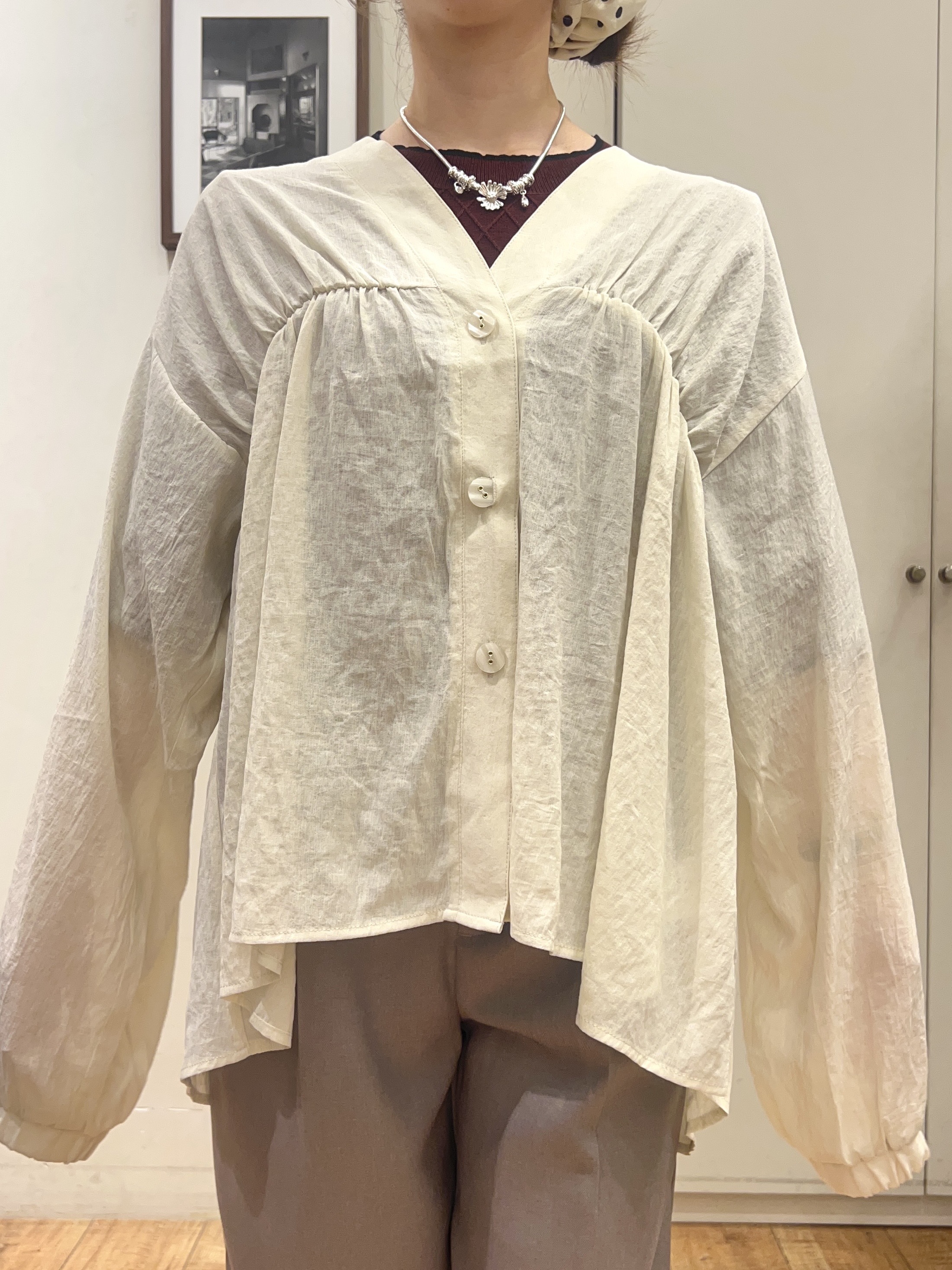 AIRIさんの「SHOO･LA･RUE｜【S-LL/洗濯機可】着痩せシルエット シャーリングシャツカーディガン」を使ったコーディネート