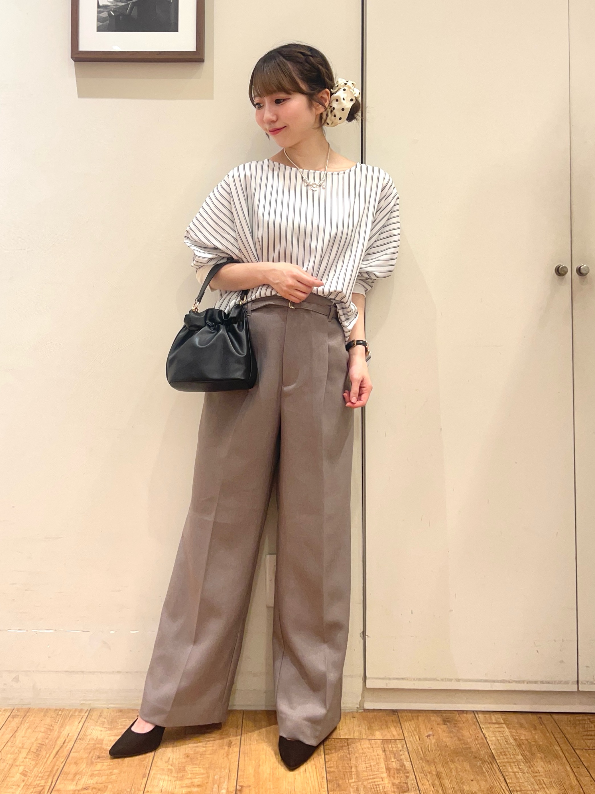 AIRIさんの「SHOO･LA･RUE｜【着丈選べる/洗濯後しわになりにくい】インせず着られる ドルマンブラウス」を使ったコーディネート