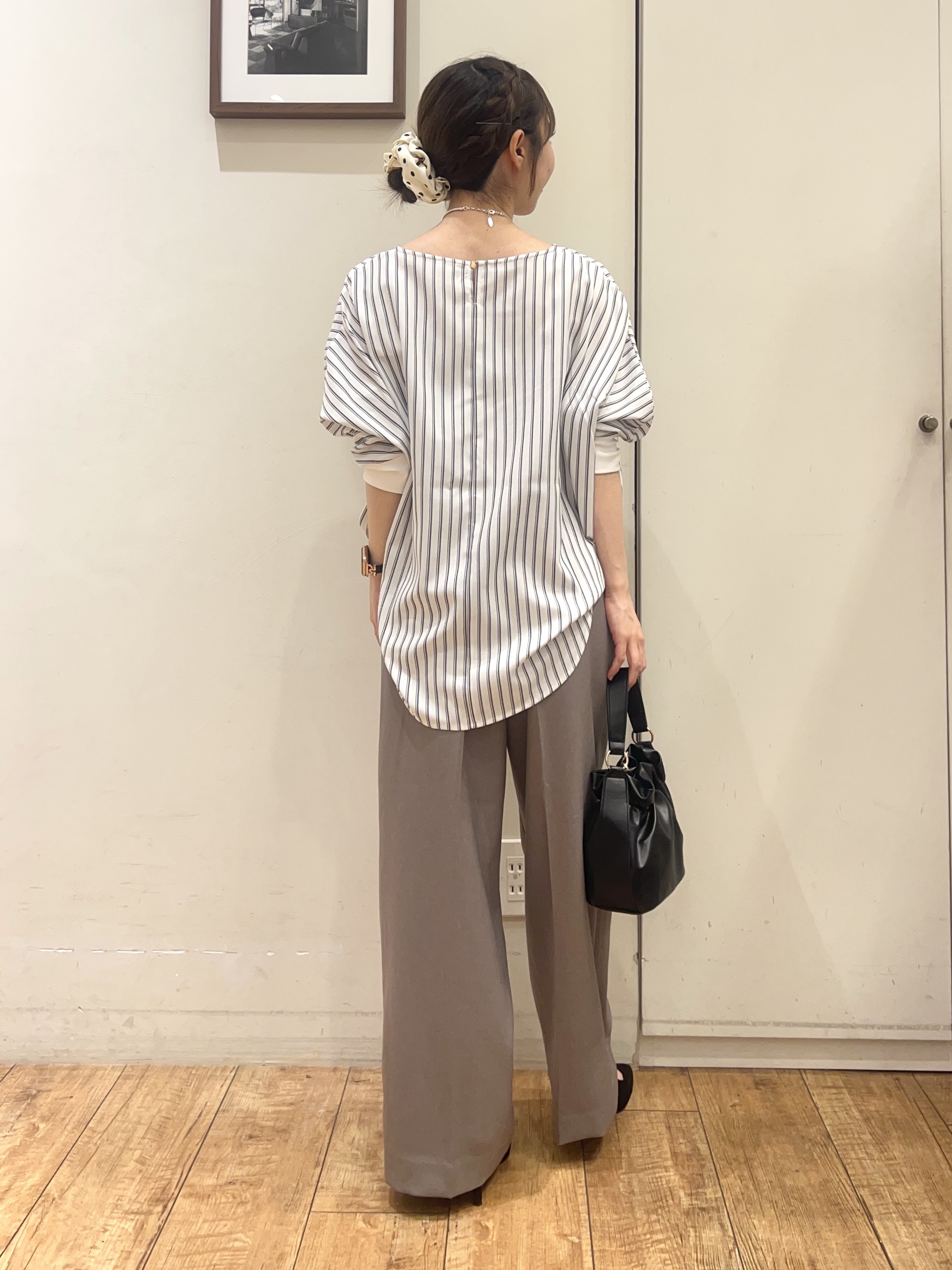 AIRIさんの「SHOO･LA･RUE｜【着丈選べる/洗濯後しわになりにくい】インせず着られる ドルマンブラウス」を使ったコーディネート