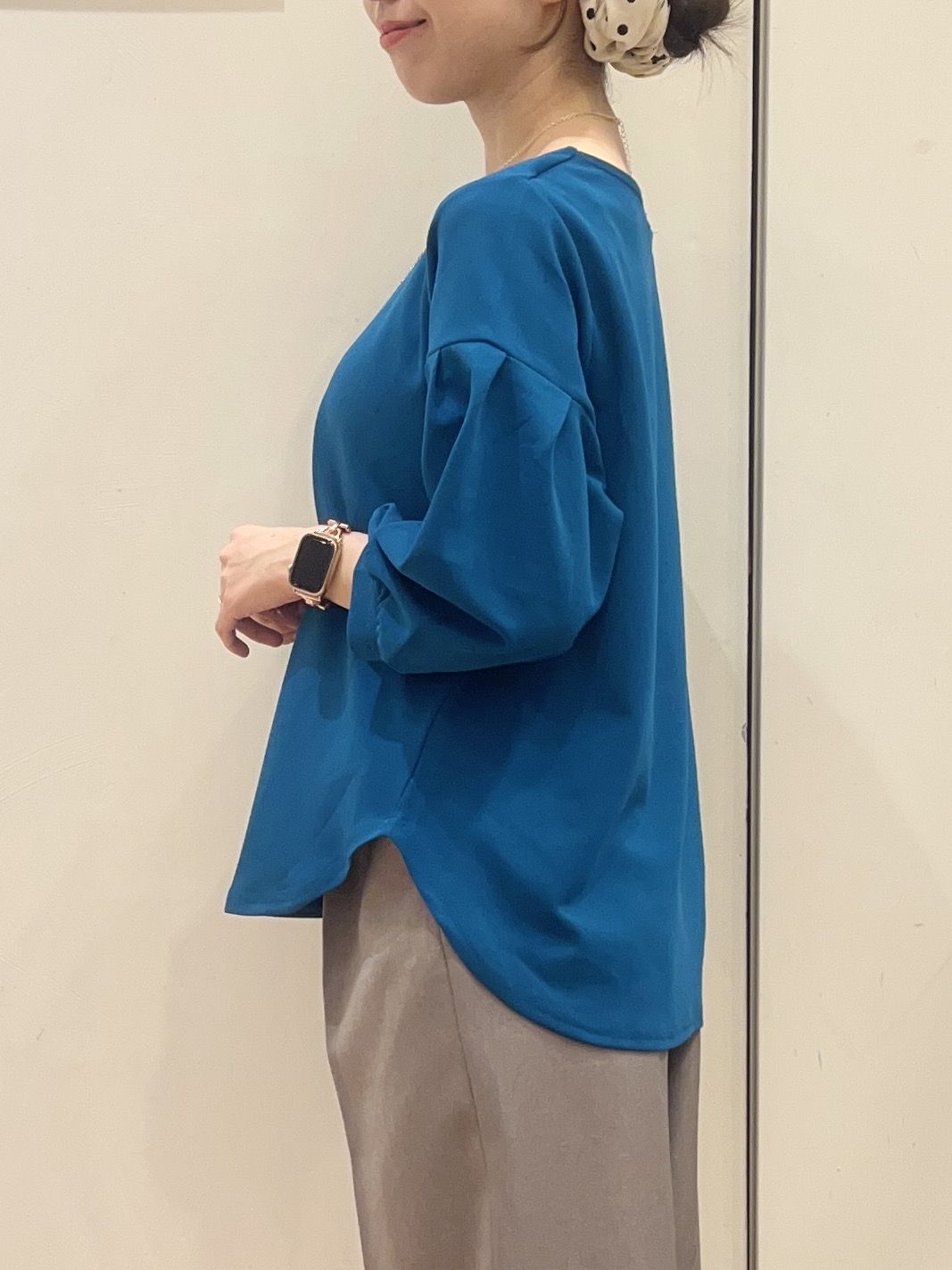 AIRIさんの「SHOO･LA･RUE｜【着丈選べる/2点セット/S-LL/洗濯機可】ネックレス付き 着心地さらり7分袖ブラウス」を使ったコーディネート