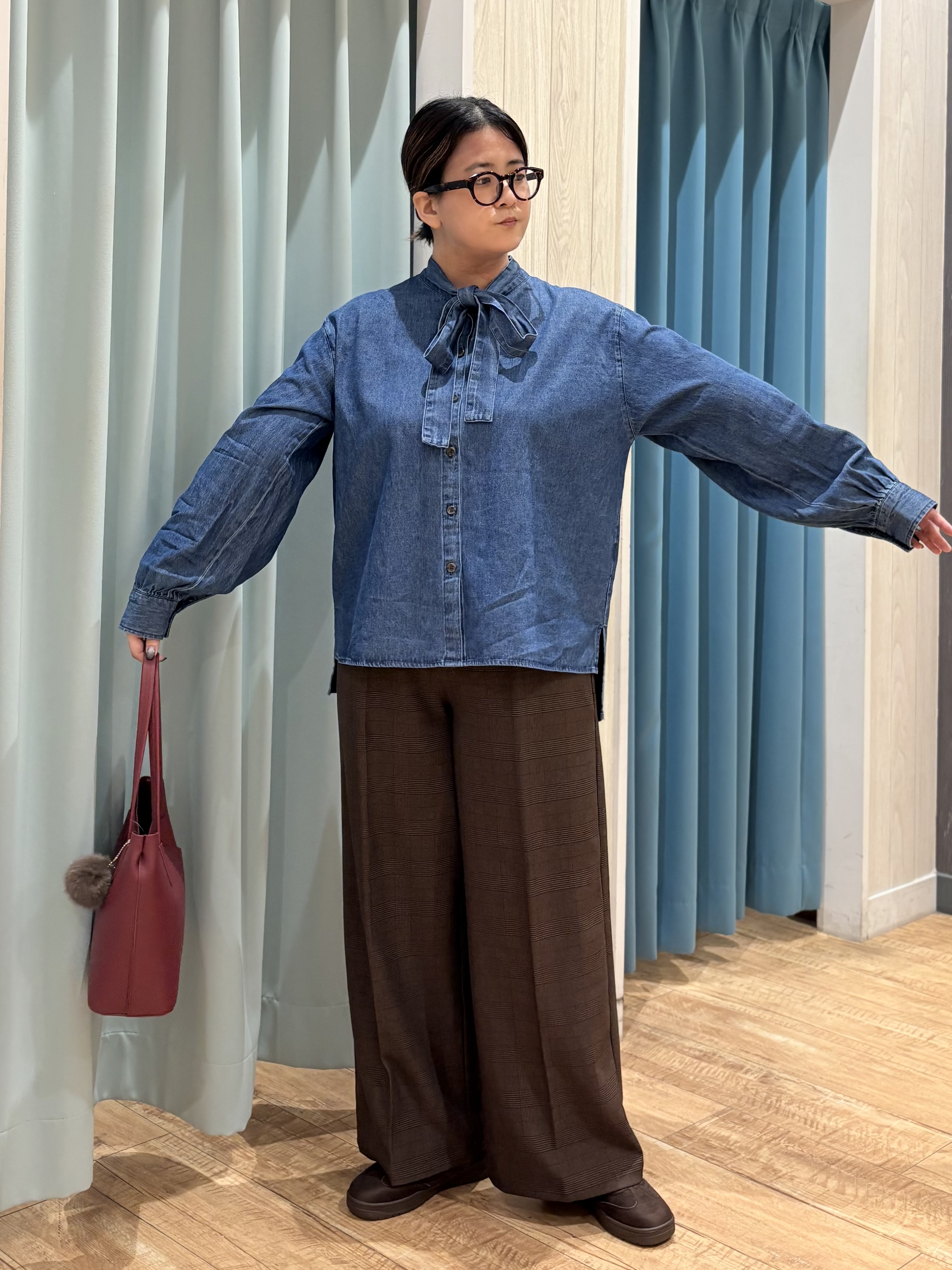 砂糖さんの「SHOO･LA･RUE｜【S-LL/洗濯機可】華やぐデニムボウタイリボンシャツ」を使ったコーディネート