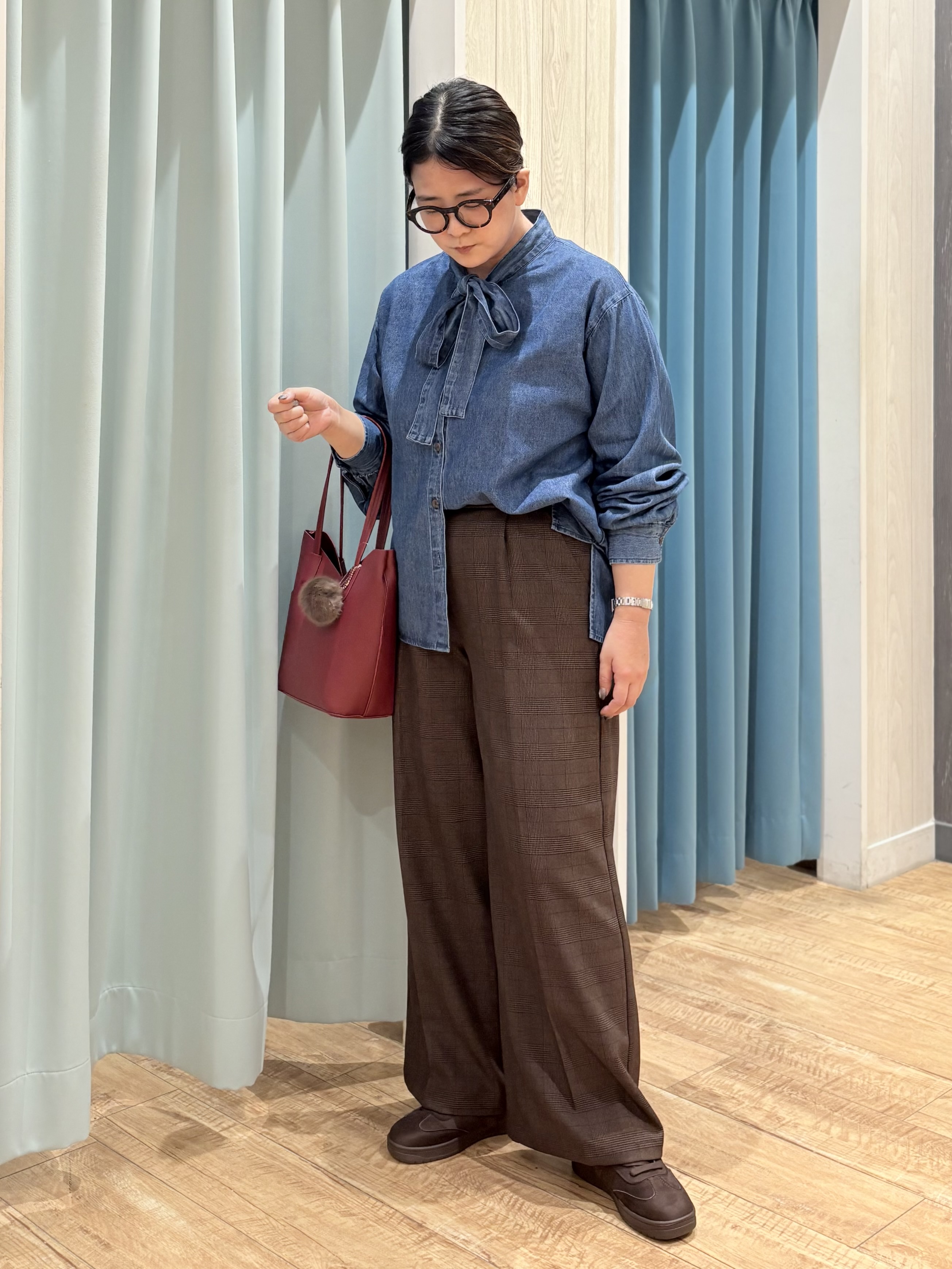 砂糖さんの「SHOO･LA･RUE｜【S-LL/洗濯機可】華やぐデニムボウタイリボンシャツ」を使ったコーディネート