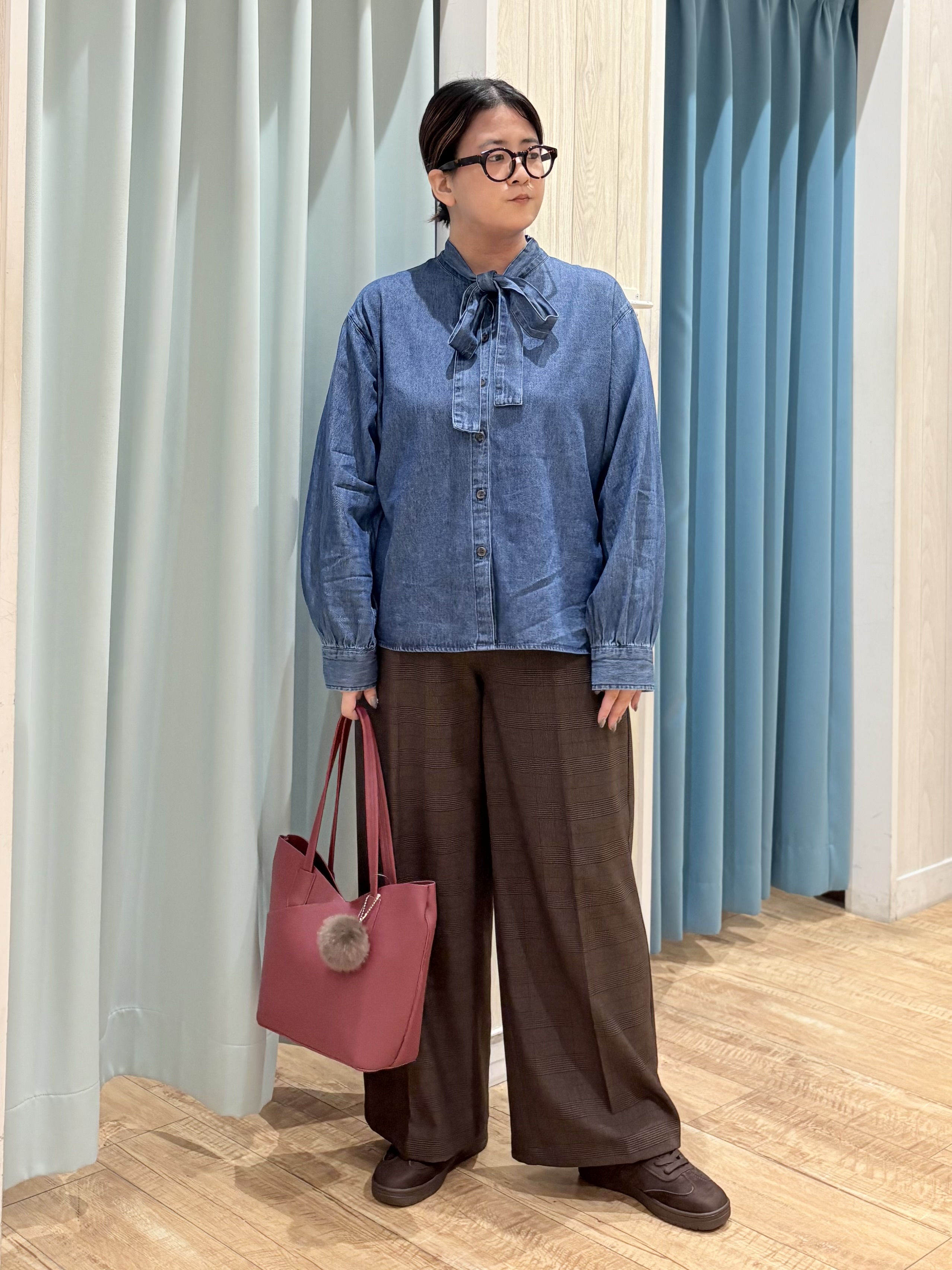 砂糖さんの「SHOO･LA･RUE｜【S-LL/洗濯機可】華やぐデニムボウタイリボンシャツ」を使ったコーディネート