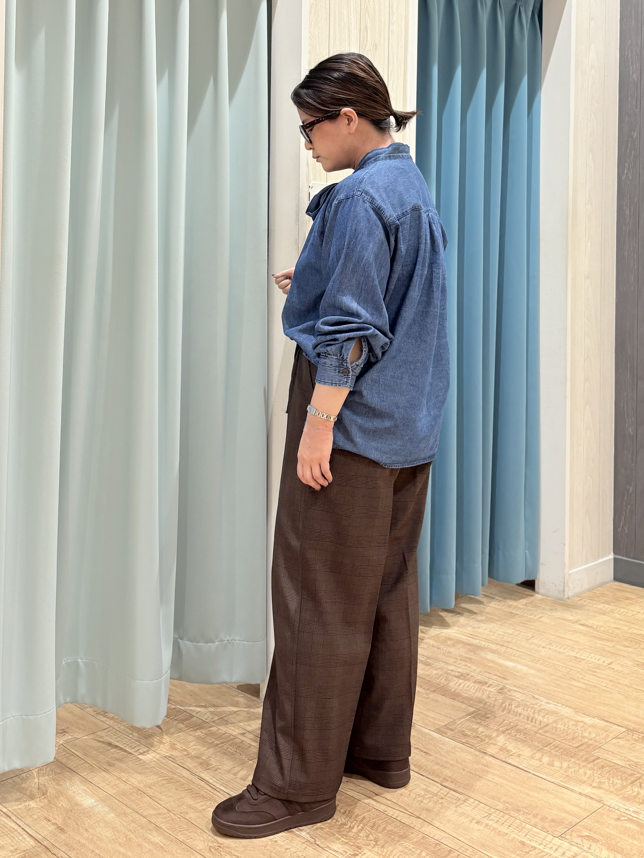 砂糖さんの「SHOO･LA･RUE｜【S-LL/洗濯機可】華やぐデニムボウタイリボンシャツ」を使ったコーディネート