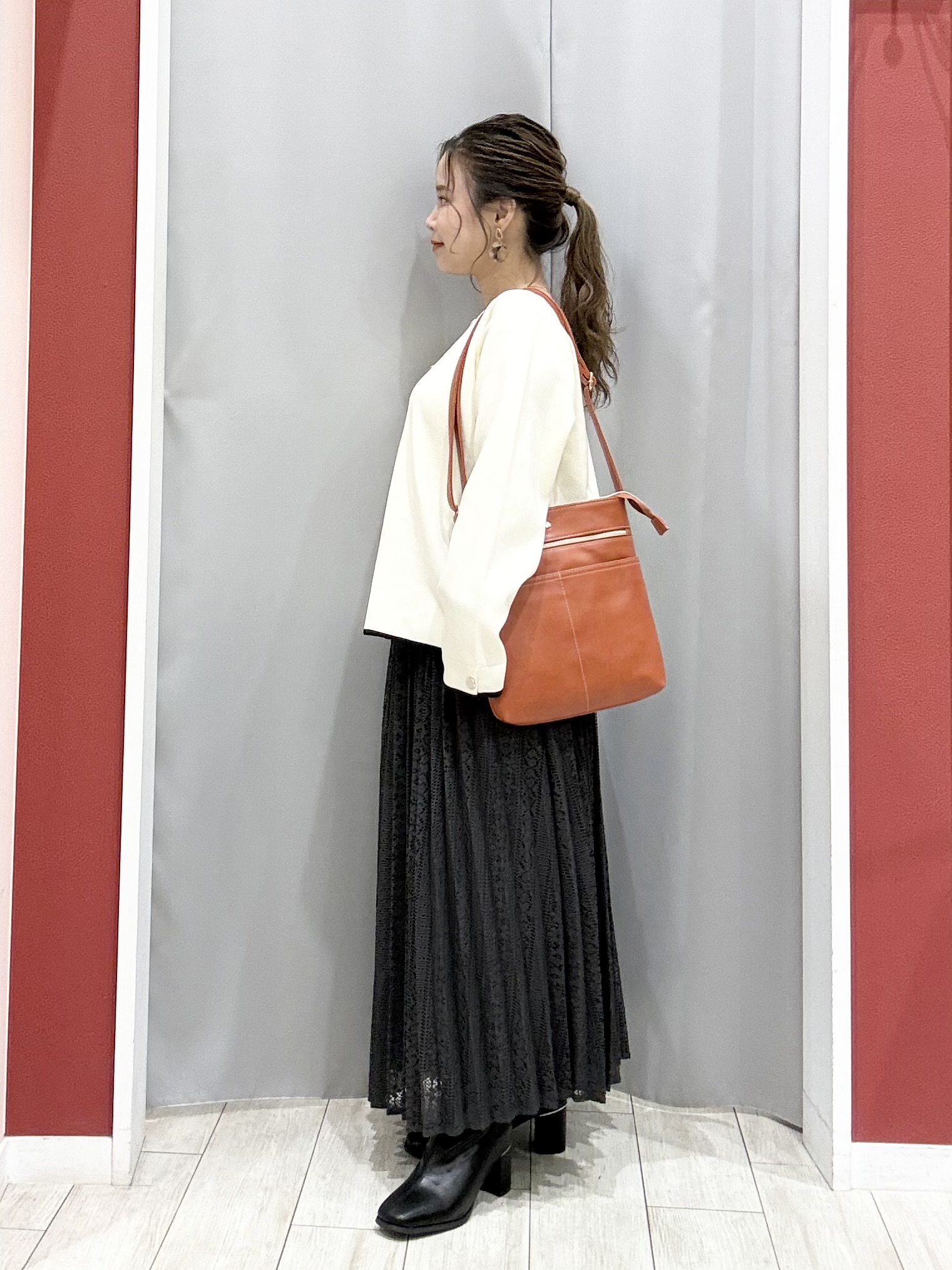 shioさんの「SHOO･LA･RUE｜【洗濯機可/S-LL】抜け感ある着こなしに 金ボタン付き スポンディッシュ クルーネックニット」を使ったコーディネート