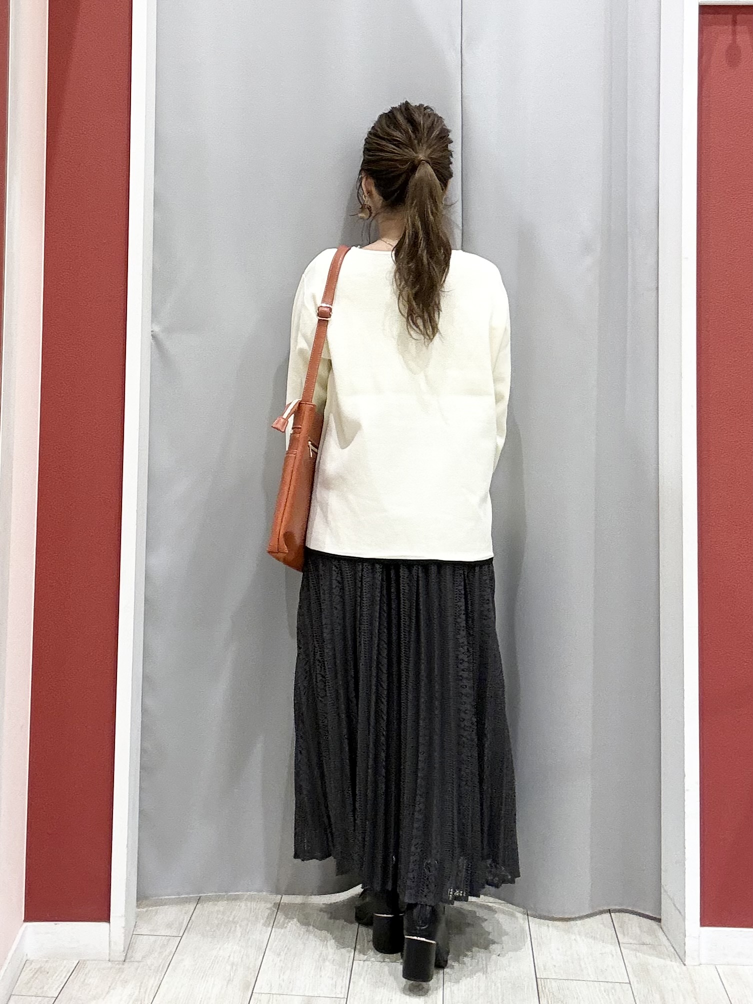 shioさんの「SHOO･LA･RUE｜【洗濯機可/S-LL】抜け感ある着こなしに 金ボタン付き スポンディッシュ クルーネックニット」を使ったコーディネート