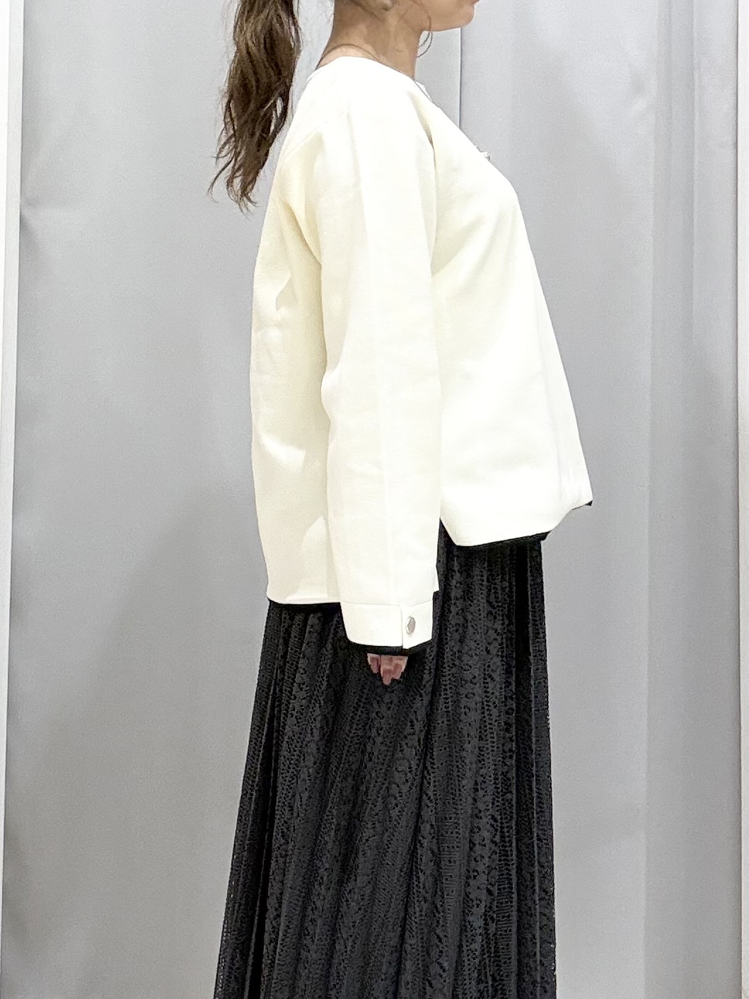 shioさんの「SHOO･LA･RUE｜【洗濯機可/S-LL】抜け感ある着こなしに 金ボタン付き スポンディッシュ クルーネックニット」を使ったコーディネート