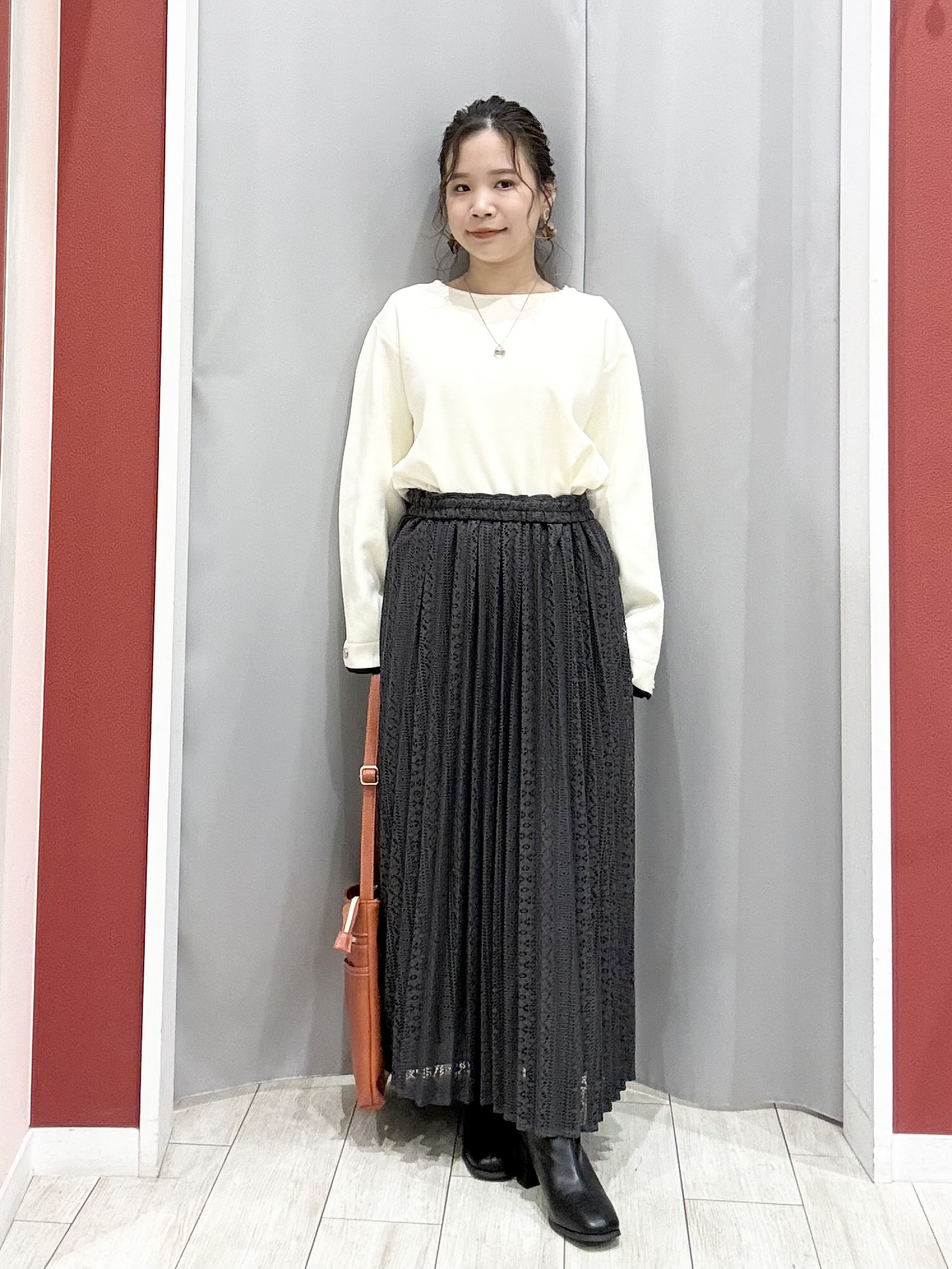 shioさんの「SHOO･LA･RUE｜【洗濯機可/S-LL】抜け感ある着こなしに 金ボタン付き スポンディッシュ クルーネックニット」を使ったコーディネート