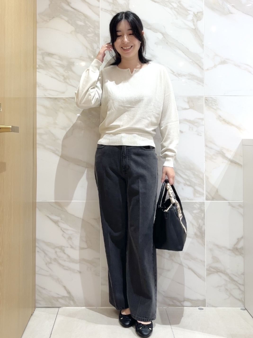 しおりさんの「index｜【8色／S-3Lサイズ】ビジュー付きドルマンニット《洗濯機OK／抗ピリング》」を使ったコーディネート