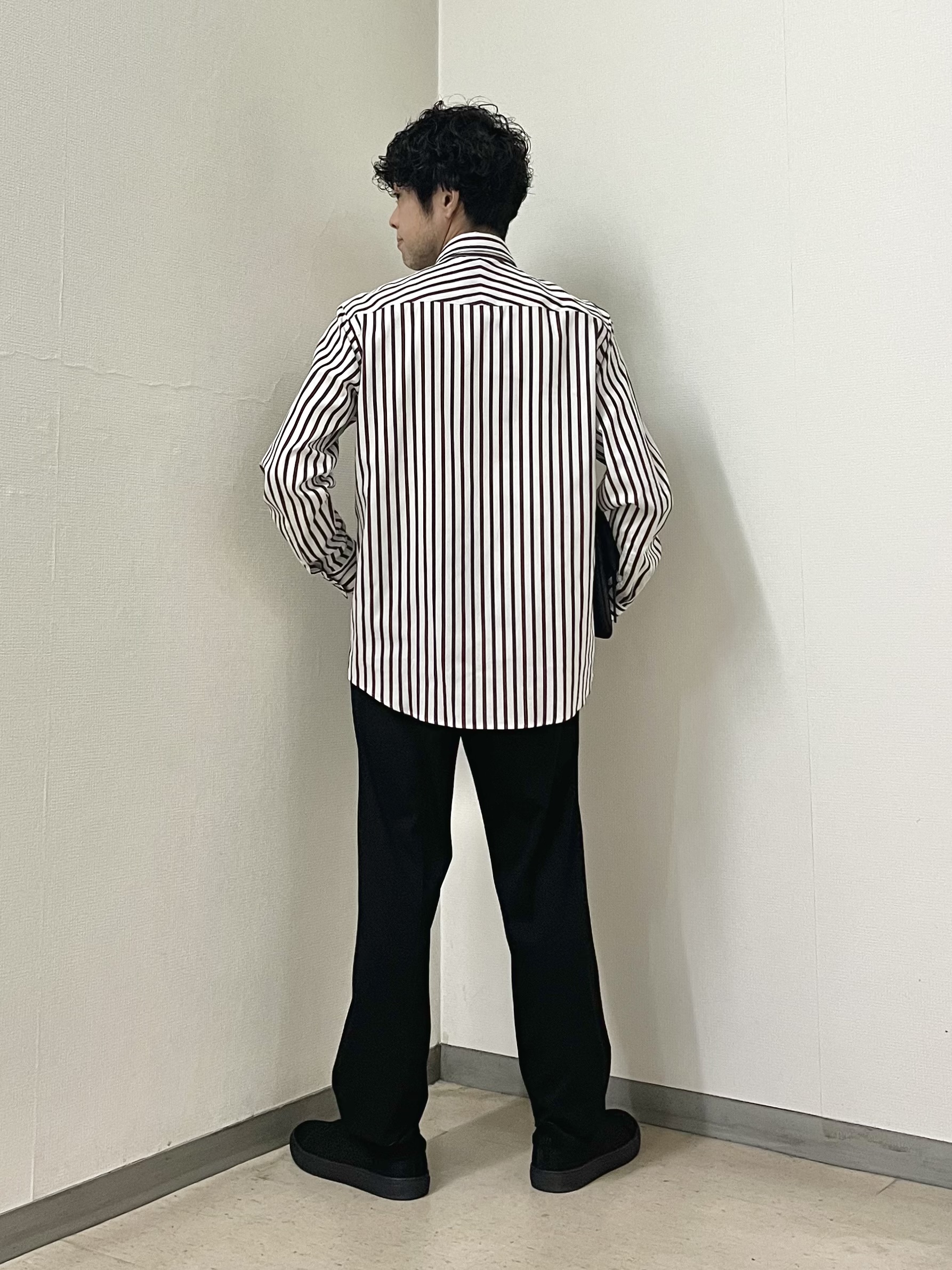 URAさんの「TAKEO KIKUCHI｜【BOWLER HAT LABEL】日本製オルタネートストライプシャツ」を使ったコーディネート
