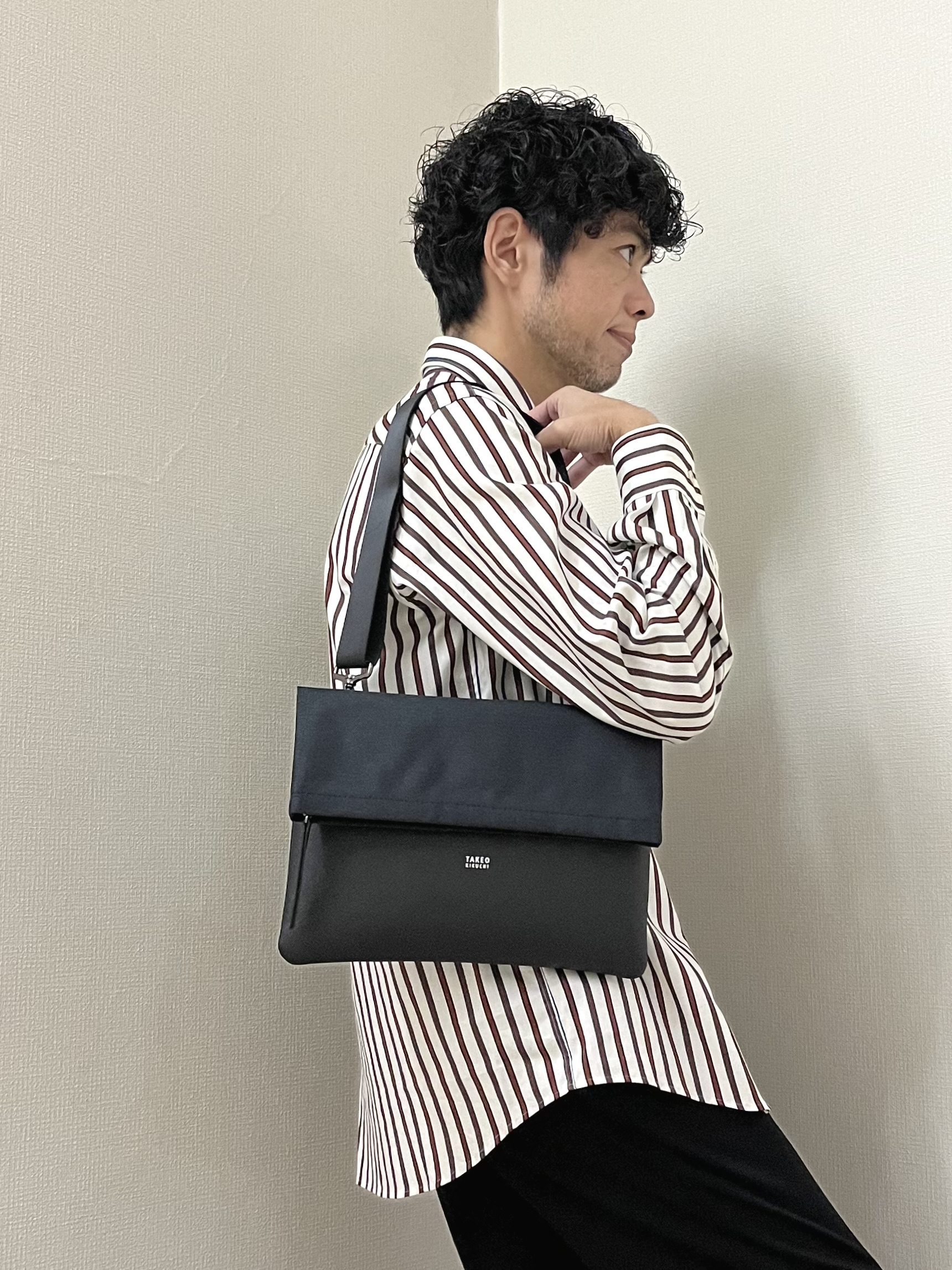 URAさんの「TAKEO KIKUCHI｜【BOWLER HAT LABEL】日本製オルタネートストライプシャツ」を使ったコーディネート