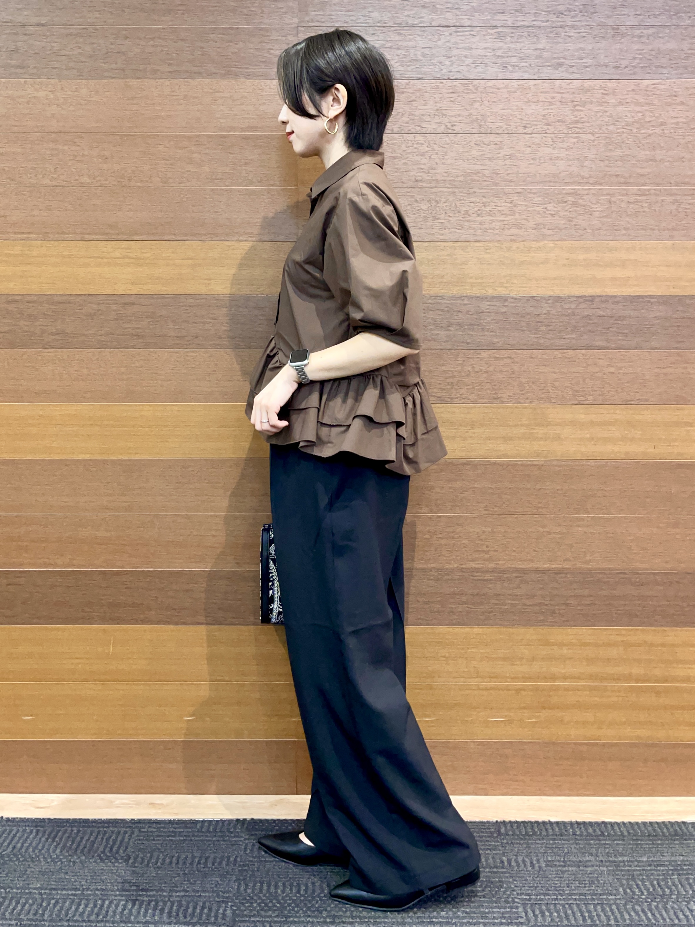 umiさんの「OPAQUE.CLIP｜【森絵梨佳さん着用】裾ラッフルデザインブラウス《洗濯機OK》」を使ったコーディネート